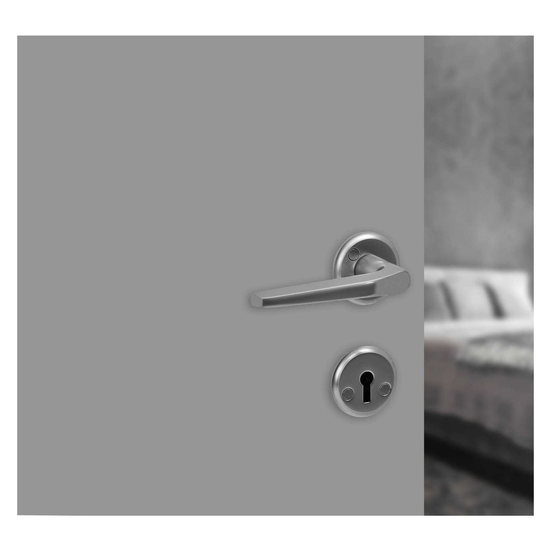 Eine teilweise offene graue Tür mit dem Hard Head Innentürgriff A in Satin-Chrom zeigt ein sanft verschwommenes Schlafzimmer dahinter, einschließlich eines Bettes und Kissen.