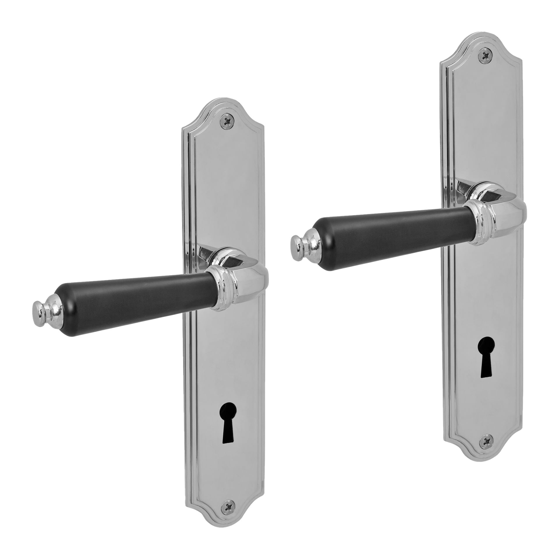 Ein Paar Hard Head Interior Door Handle C Chrom-Sets, jeweils mit einem silbernen Griff, der von einem schwarzen Griff akzentuiert wird, befestigt an einer rechteckigen Rückplatte mit kunstvollen Verzierungen. Jede Rückplatte hat ein Schlüsselloch, das unter ihrem Griff angebracht ist.