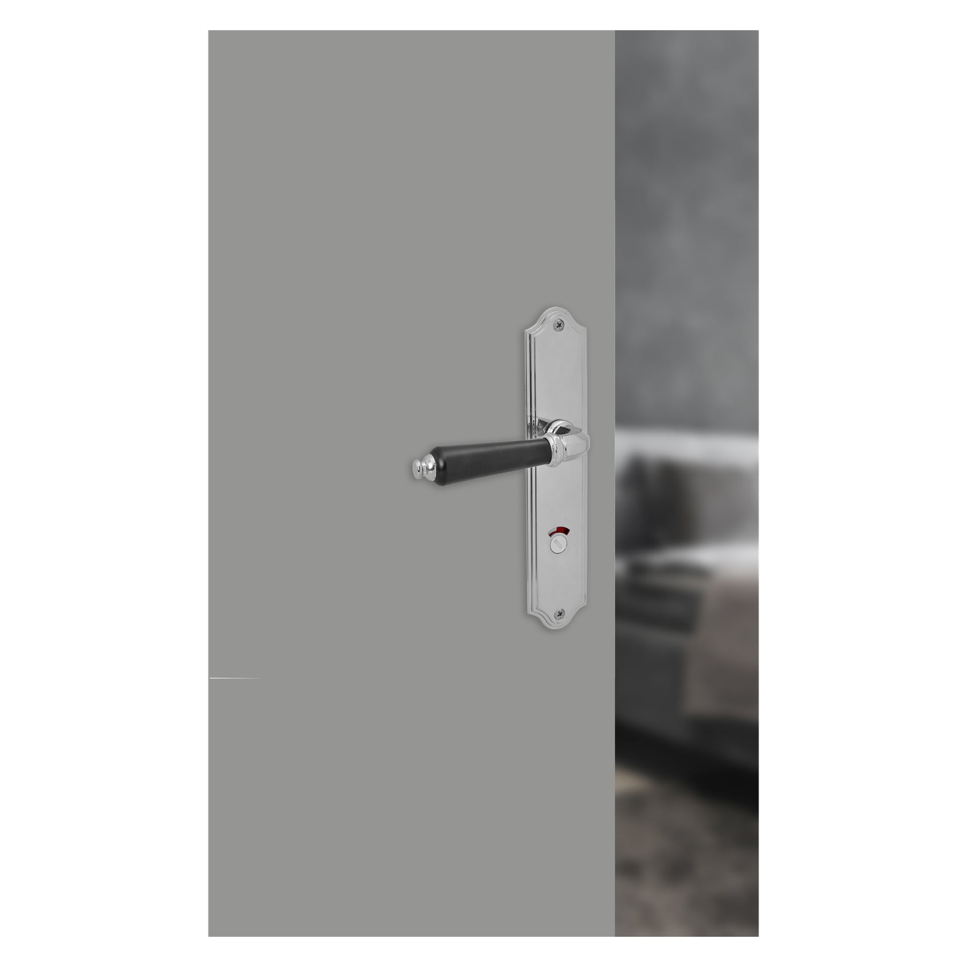 Eine detaillierte Ansicht des Hard Head Innentürgriffs mit einem WC-Knauf in Chrom und einem schwarzen Griff, angebracht an einer hellgrauen Tür. Dahinter sind ein Teil eines grauen Sofas und ein unscharfes Inneres zu sehen.
