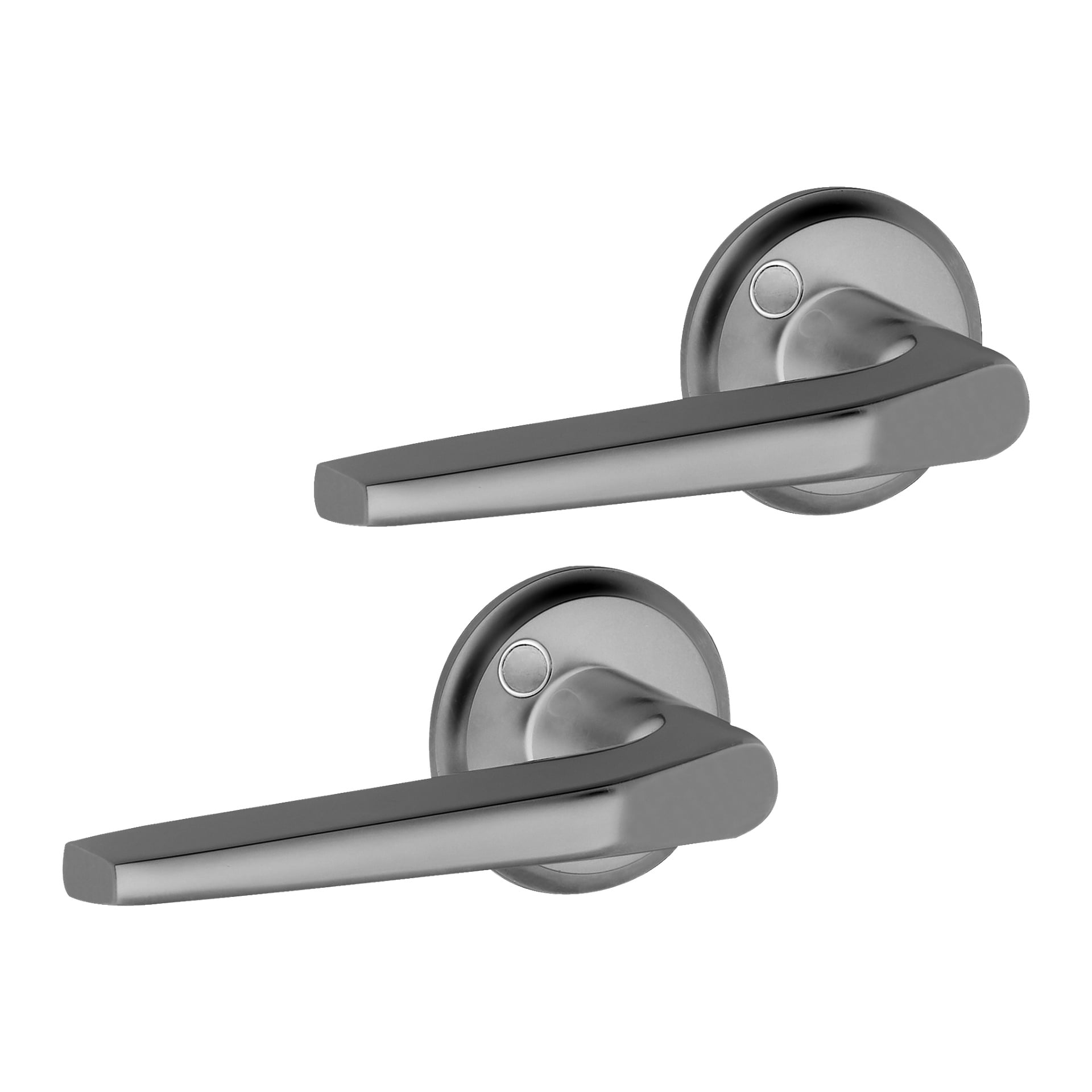 Paar Hard Head Innentürgriff A in Satin-Chrom-Lackierung, jeweils mit einer runden Rückplatte. Die Griffe sind horizontal ausgerichtet und zeigen sich voneinander weg, was einen eleganten, kantigen modernen Stil zeigt. Jede Rückplatte ist mit einem kleinen kreisförmigen Detail akzentuiert.