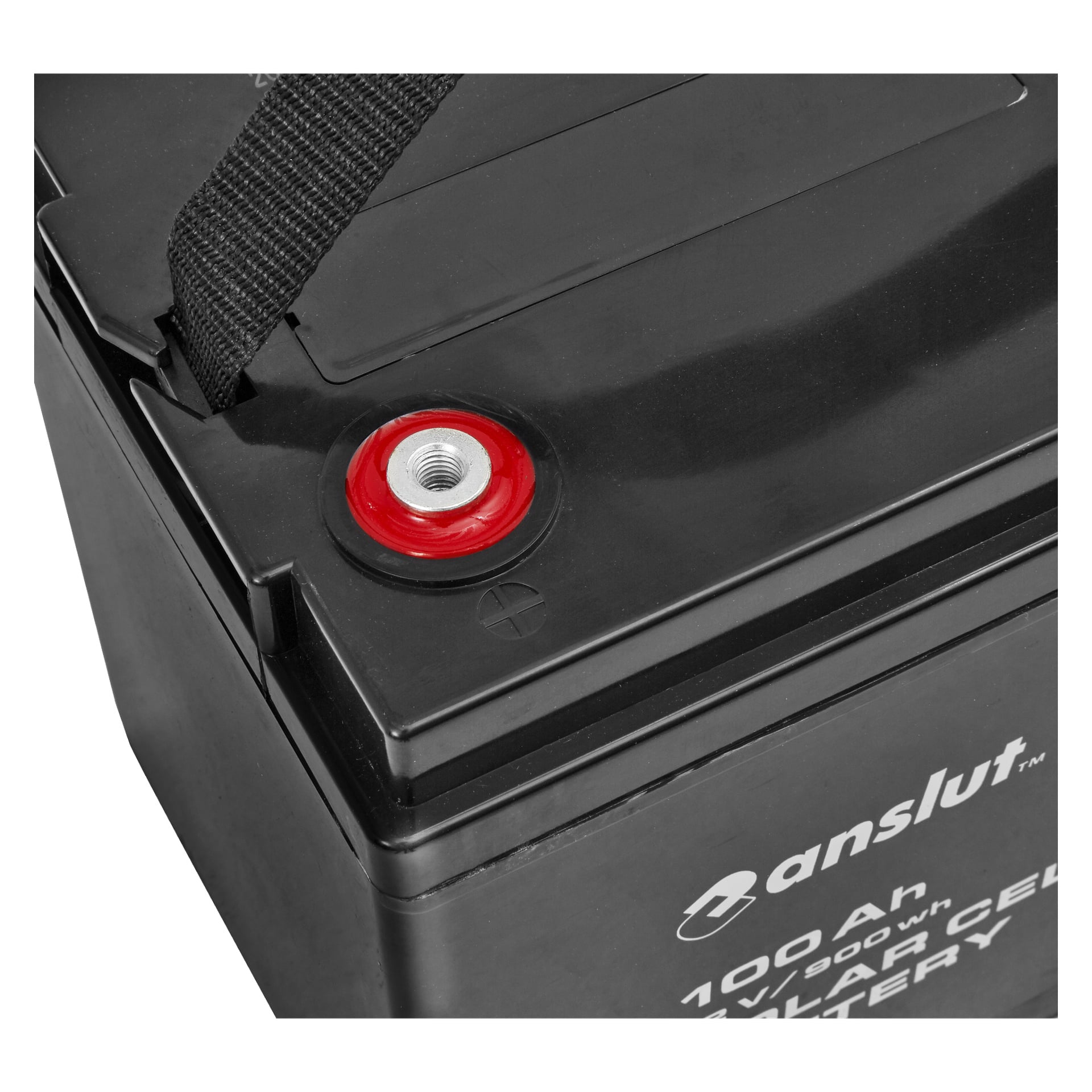 Närbild av ett svart Anslut solcellsbatteri (AGM), som visar en terminal med en röd ring, ett bärband och delvis dolda vita detaljer på sidan som 100 Ah och 12V. En del av varumärket kan ses.