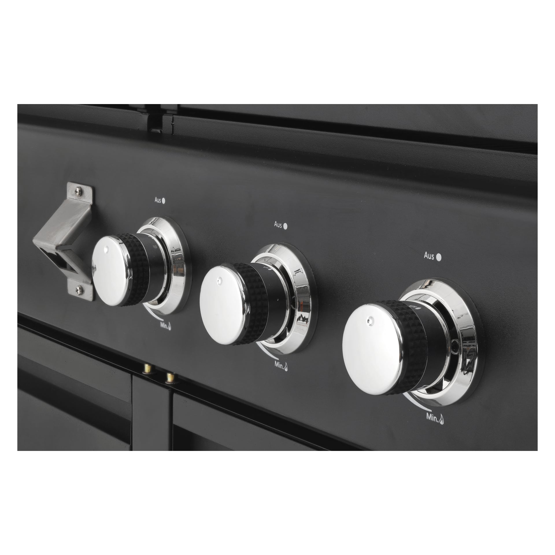 Närbild på tre svarta och silverfärgade kontrollrattar på den mattsvarta Burns & Barkles Charcoal/gasgrill All in One 8837, med inställningar märkta som "Aus" och "Min." En metallspärr är synlig till vänster om rattarna.