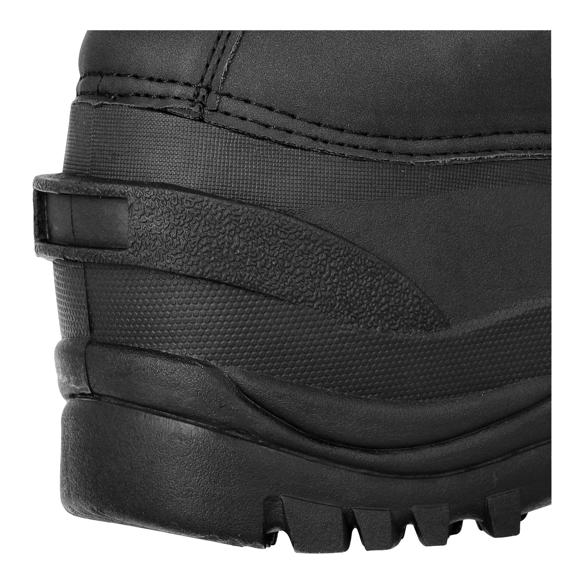 Yksityiskohtainen lähikuva Kayoba Outdoor Winter -saappaiden kantapäästä ja pohjasta, jossa näkyvät yksityiskohtaiset ompeleet, teksturoidut materiaalit ja karu kulutuspinta selässä ja alaosassa.