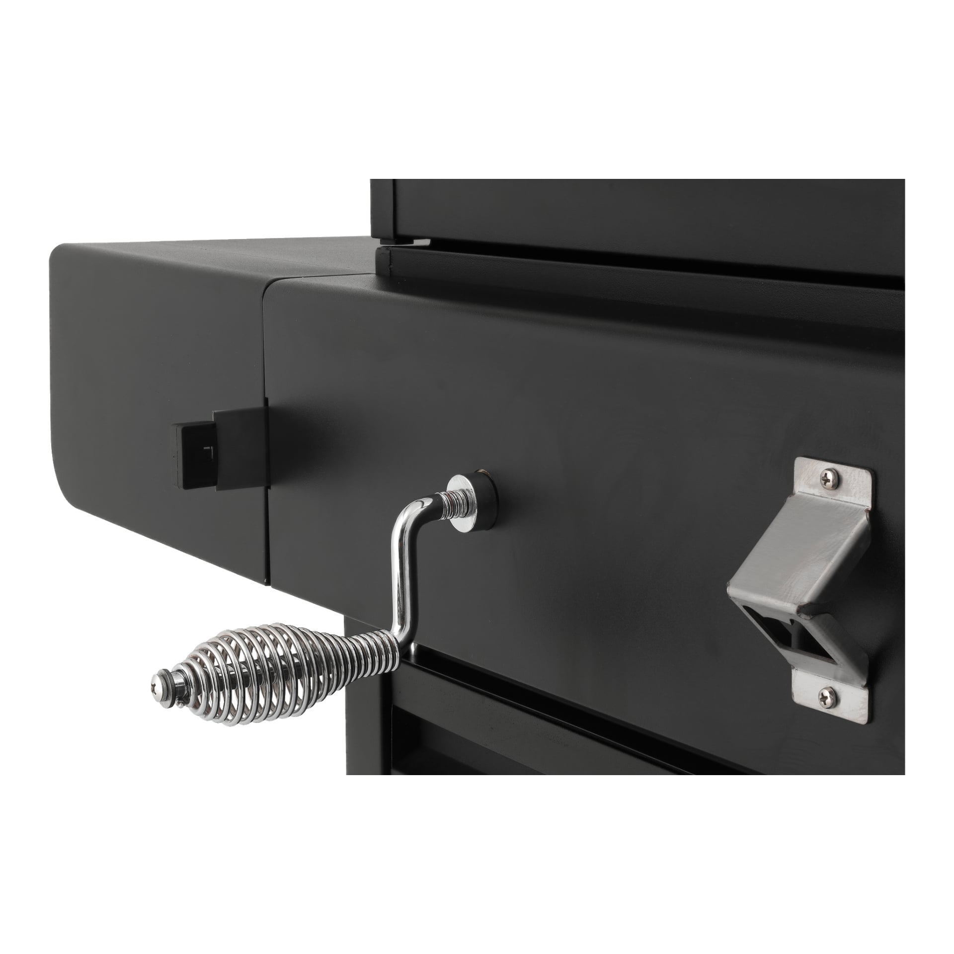Närbild av Burns & Barkles All in One 8837 kol- och gasgrill med matt svart metallfinish, spiralad handtag, rektangulär sidoaccessoar och en metallflasköppnare till höger. Bilden betonar grillens precisa hårdvarudetaljer.