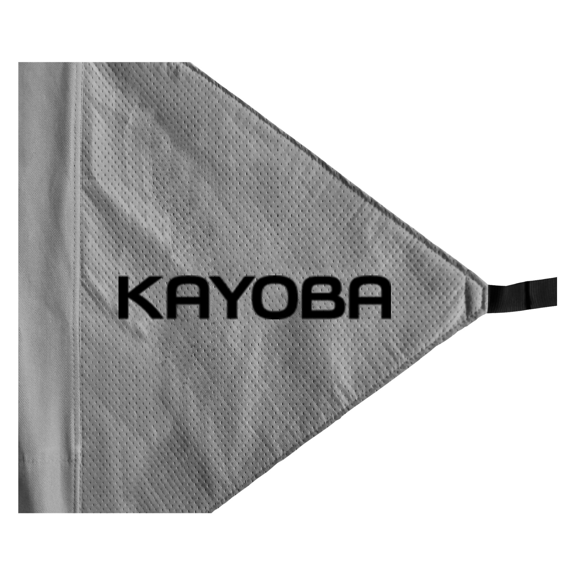 Bilden visar en detaljerad vy av Kayoba-karavanens överdrag, där dess grå, texturerade triangulära material framhävers med "KAYOBA" i djärv svart text och ett svart band fäst i ett hörn.