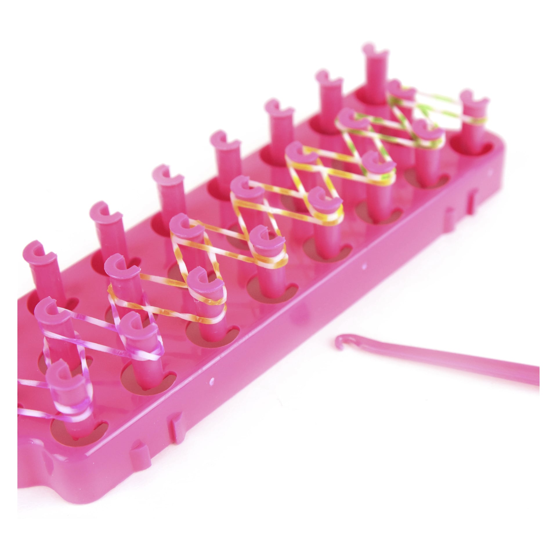 Robetoy Loom Bands 1200-pakken inkluderer en rosa plastvevstol, fargerike bånd arrangert i sikksakkrekker, og leveres med et rosa krokverktøy for å lage bånd.