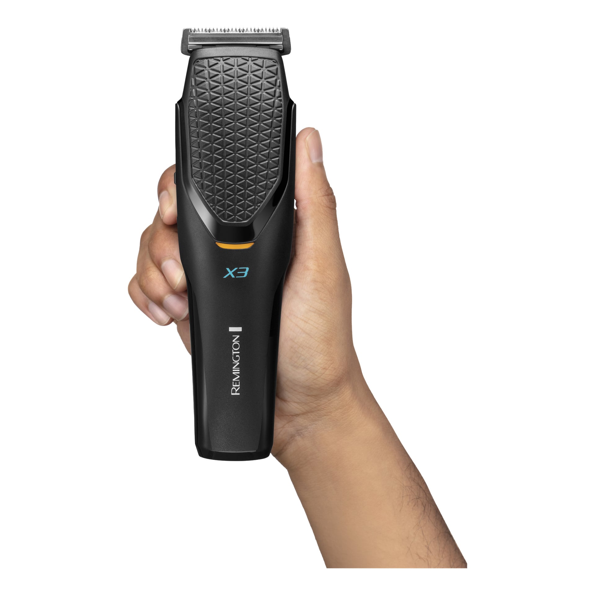 Ręka trzyma czarną Czelkę do włosów Remington Cordless Hair Clipper HC3000 X3 Power-X Series z teksturowaną rączką, z oznaczeniem X3 u góry i REMINGTON wzdłuż chwytu.