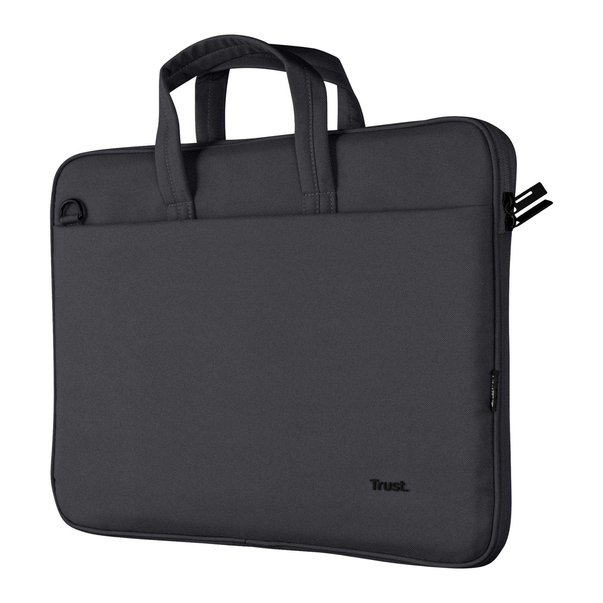 Trust Laptop Bag Bologna är en svart ärm med två handtag, en dragkedja längs överkanten och en liten etikett på sidan. "Förtroende" visas nere i högra hörnet.