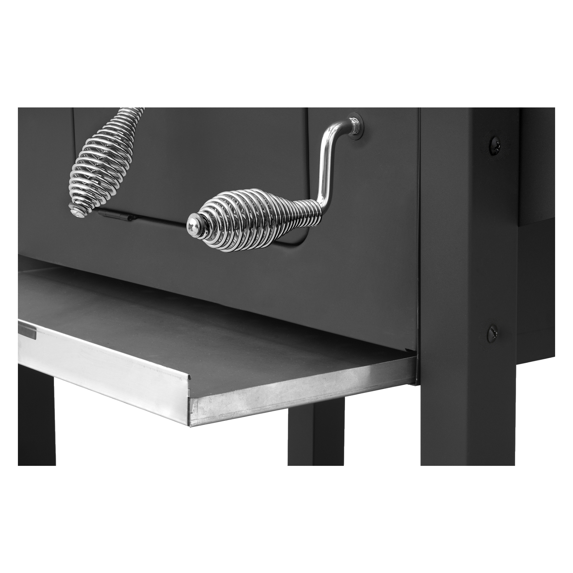 Detaljerad vy av Burns & Barkles Charcoal Grill Coal King 5641, med sin svartmetallkropp, två kromade fjäderhandtag och en utfällbar bricka i rostfritt stål placerad under huvudgrillområdet.