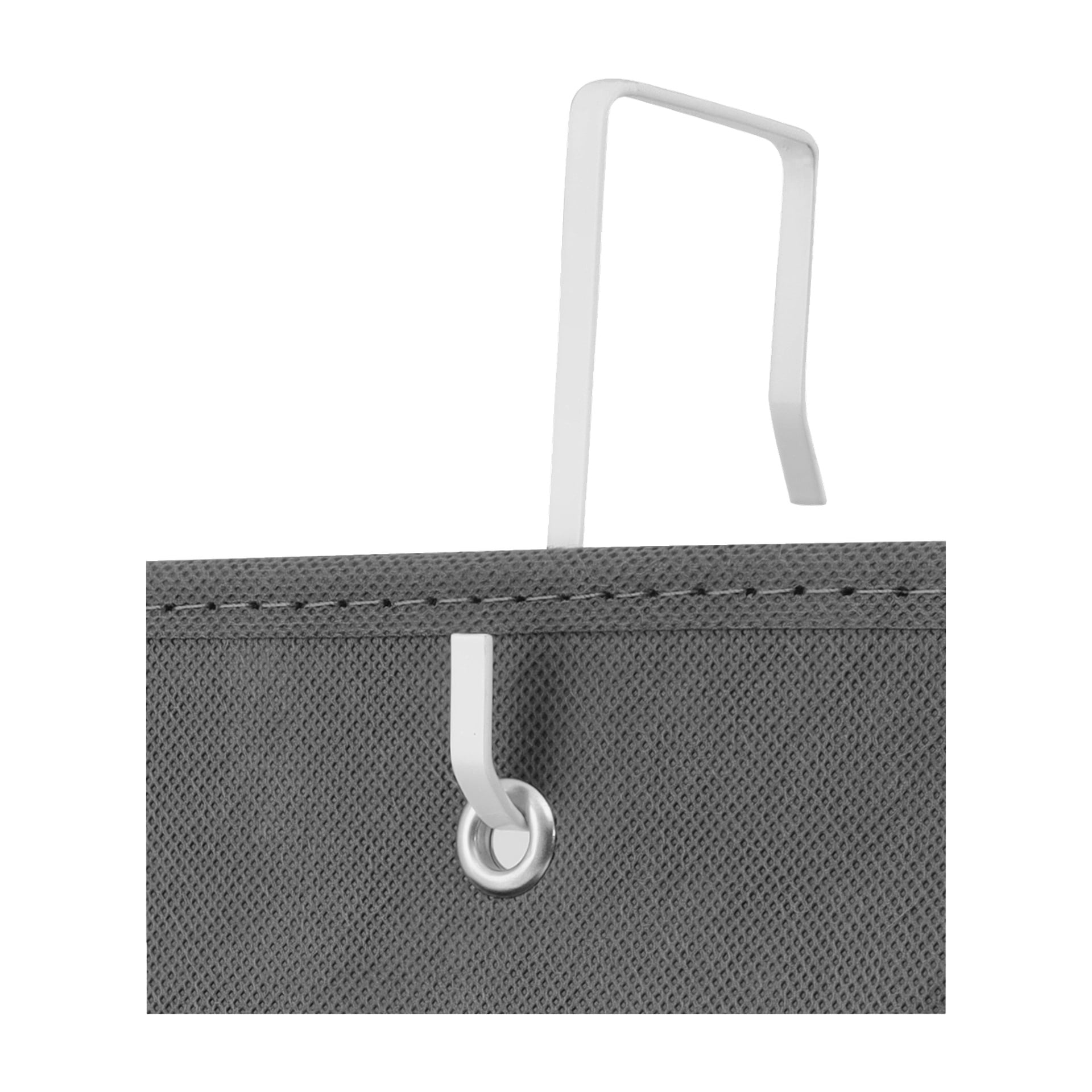 Et detaljert bilde av Hard Head Hanging Storage for Door viser en sølvfarget metallkrok trådt gjennom en liten malje på grått teksturert stoff, med en andre krok delvis synlig over og bak hovedstykket.
