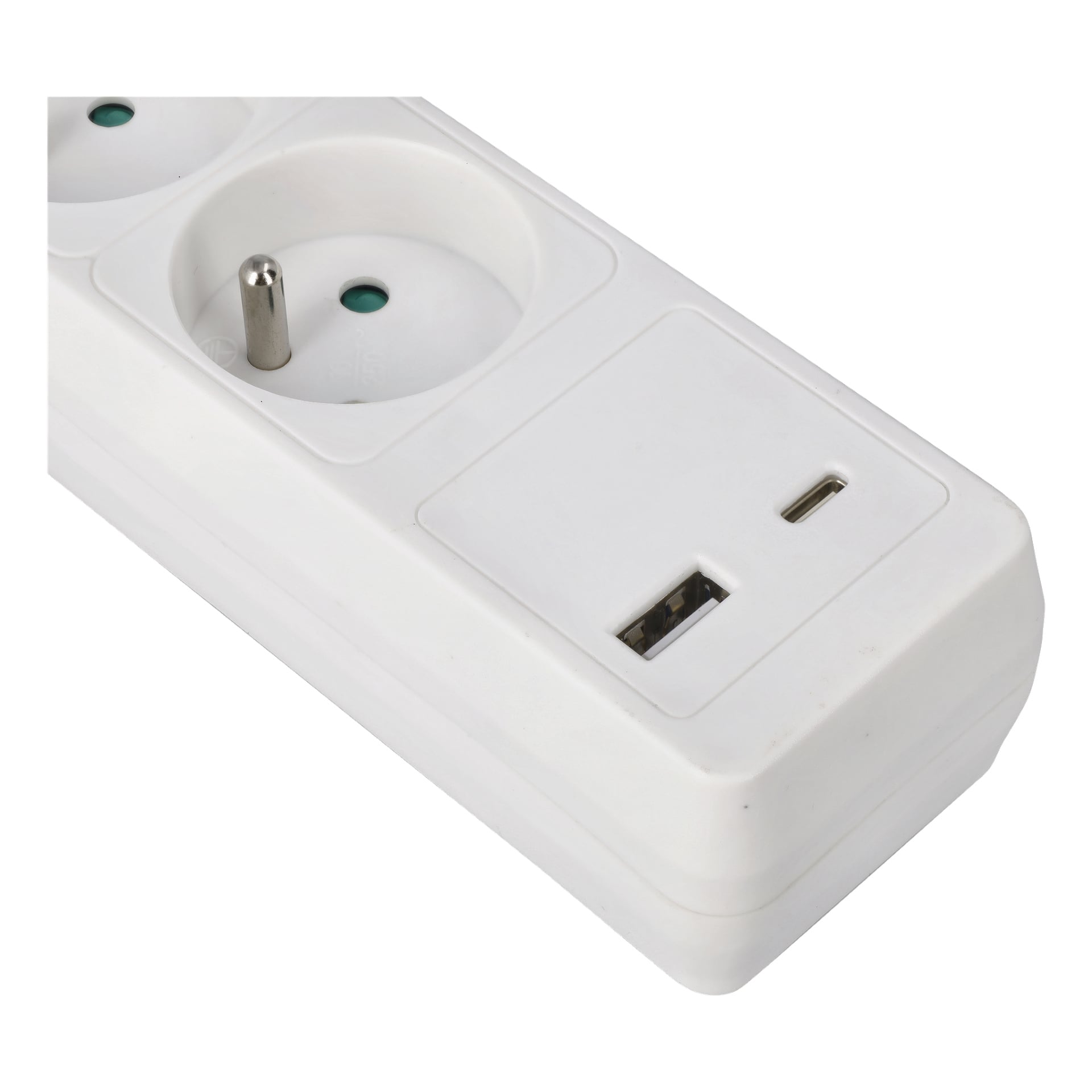 Zbliżenie na listwę zasilającą Anslut podkreśla jej białą konstrukcję z dwoma gniazdami w stylu europejskim oraz dwoma portami USB — jednym USB-A i jednym USB-C — ułożonymi po prawej stronie.