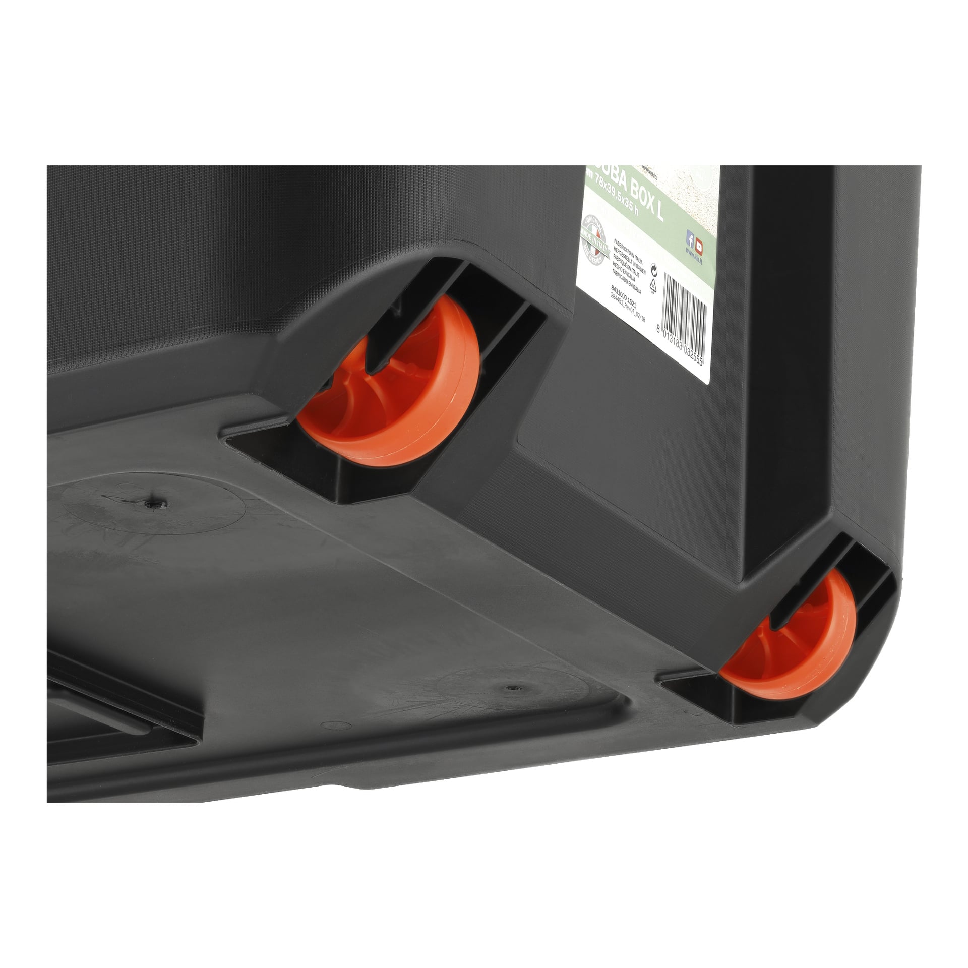 Detaljert visning av nedre hjørne av en svart plastboks for Hard Head Storage med lokk, som viser to oransje hjul og en produktetikett på siden.