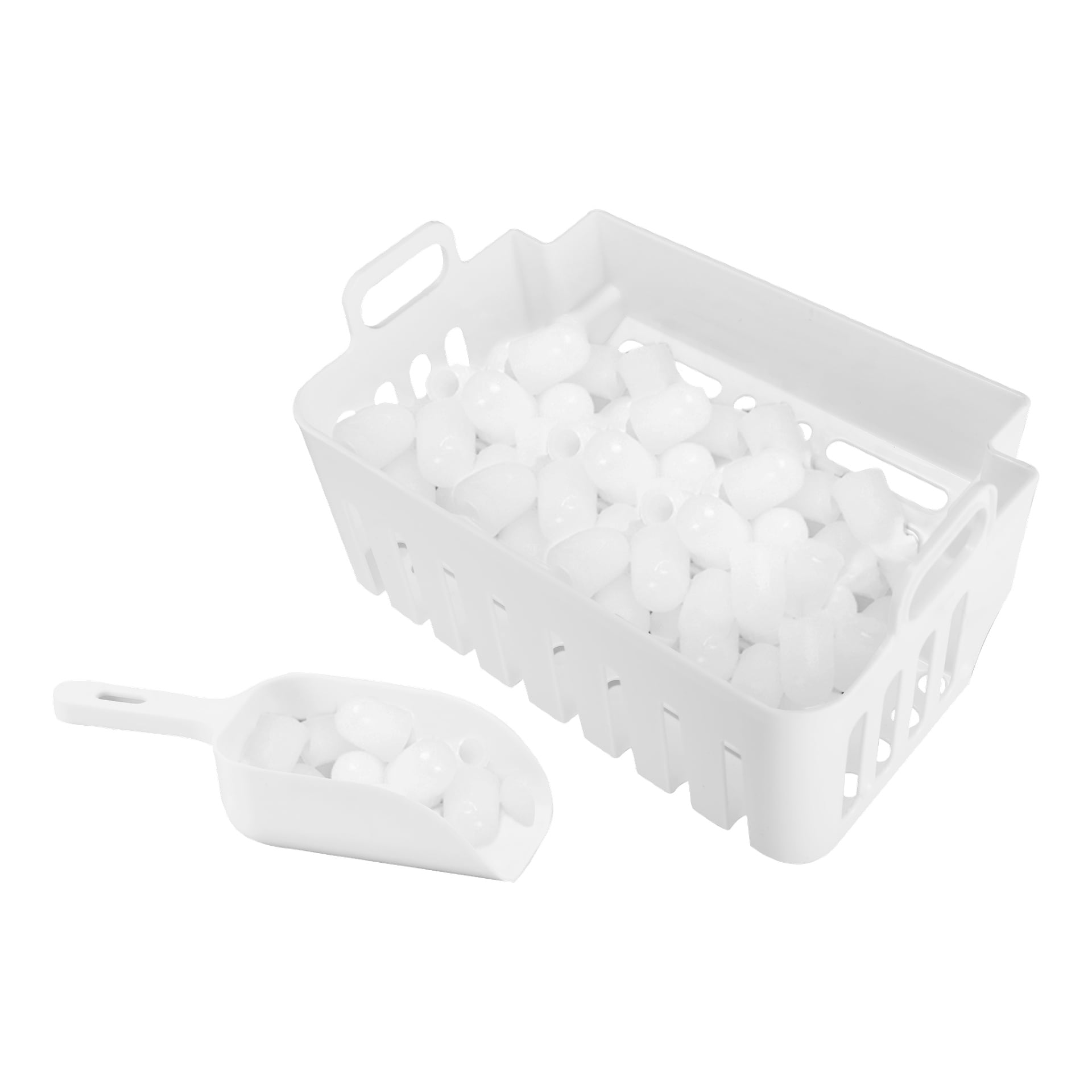 En vit plastkorg från en Bright Ice Machine är fylld med ovala isbitar, med en matchande skopa som håller flera kuber bredvid.