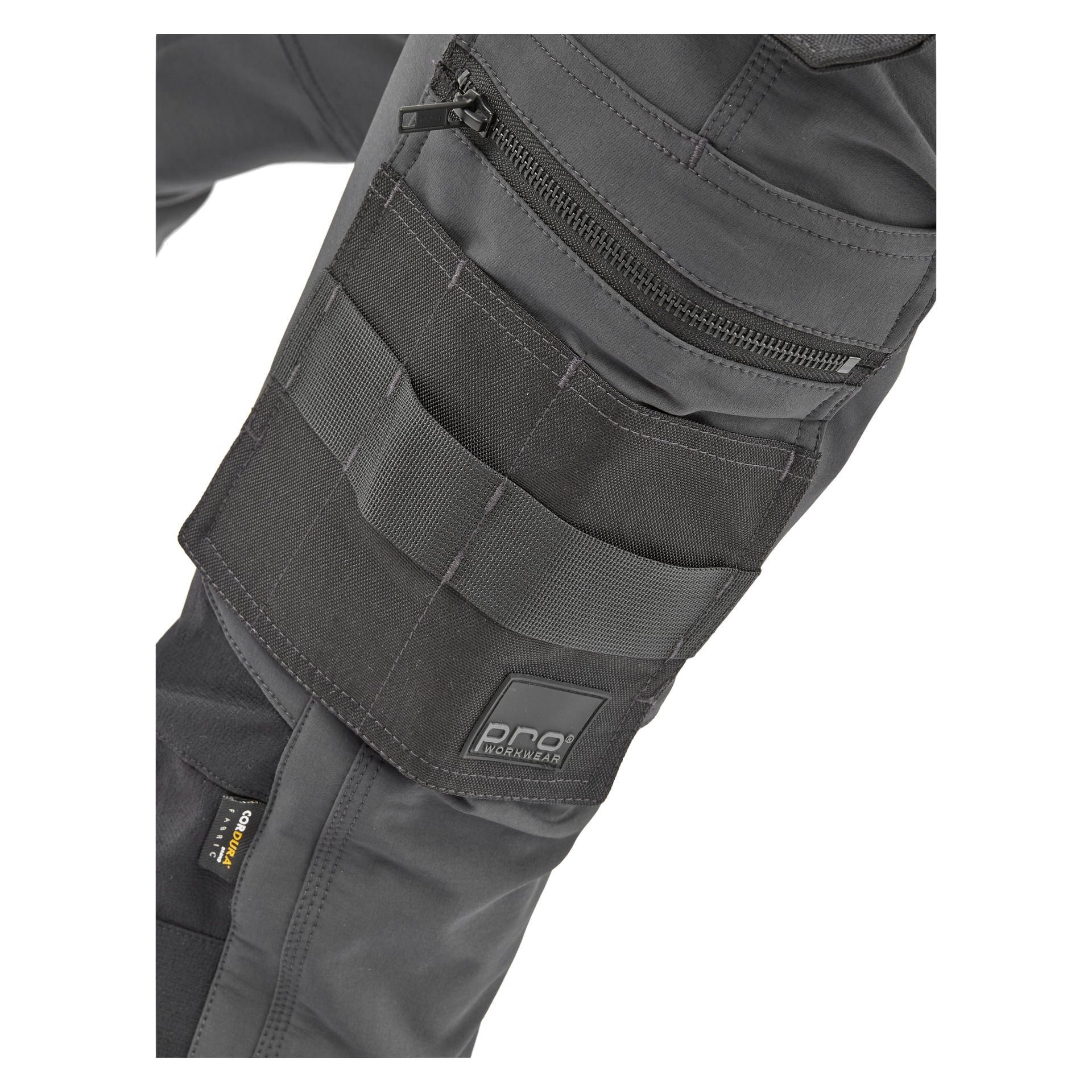 Närbild av grå Bluewear Pro Workwear Stella dambyxor visar flera fickor med både dragkedjor och klaffar, en synlig etikett med texten PRO Workwear och förstärkta sömmar längs benet.