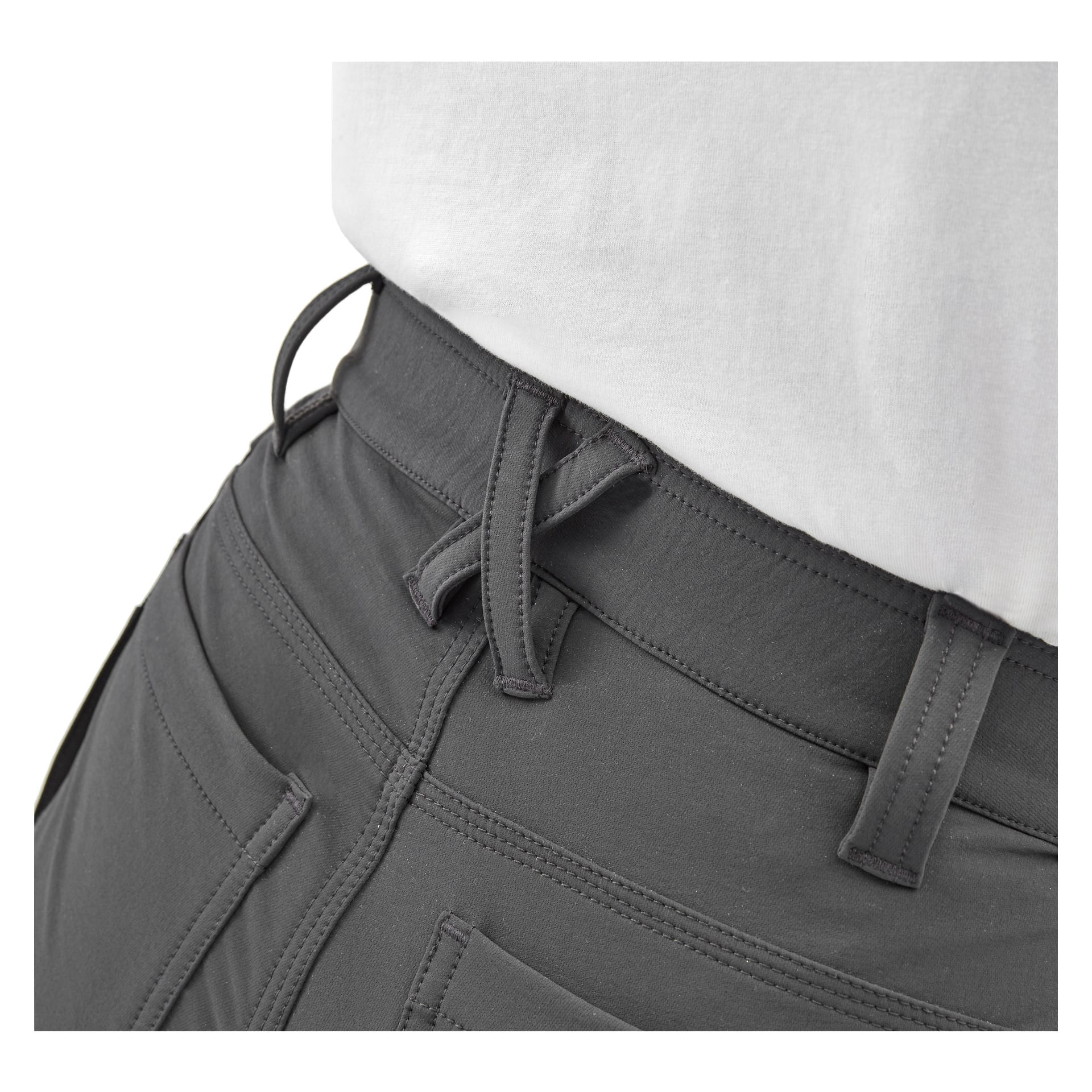 Nahaufnahme von jemandem in dunkelgrauen Bluewear Pro Workwear Stella-Hosen und weißem Hemd, mit Bund und Gürtelschlaufen, Nähte und Gesäßtaschen.