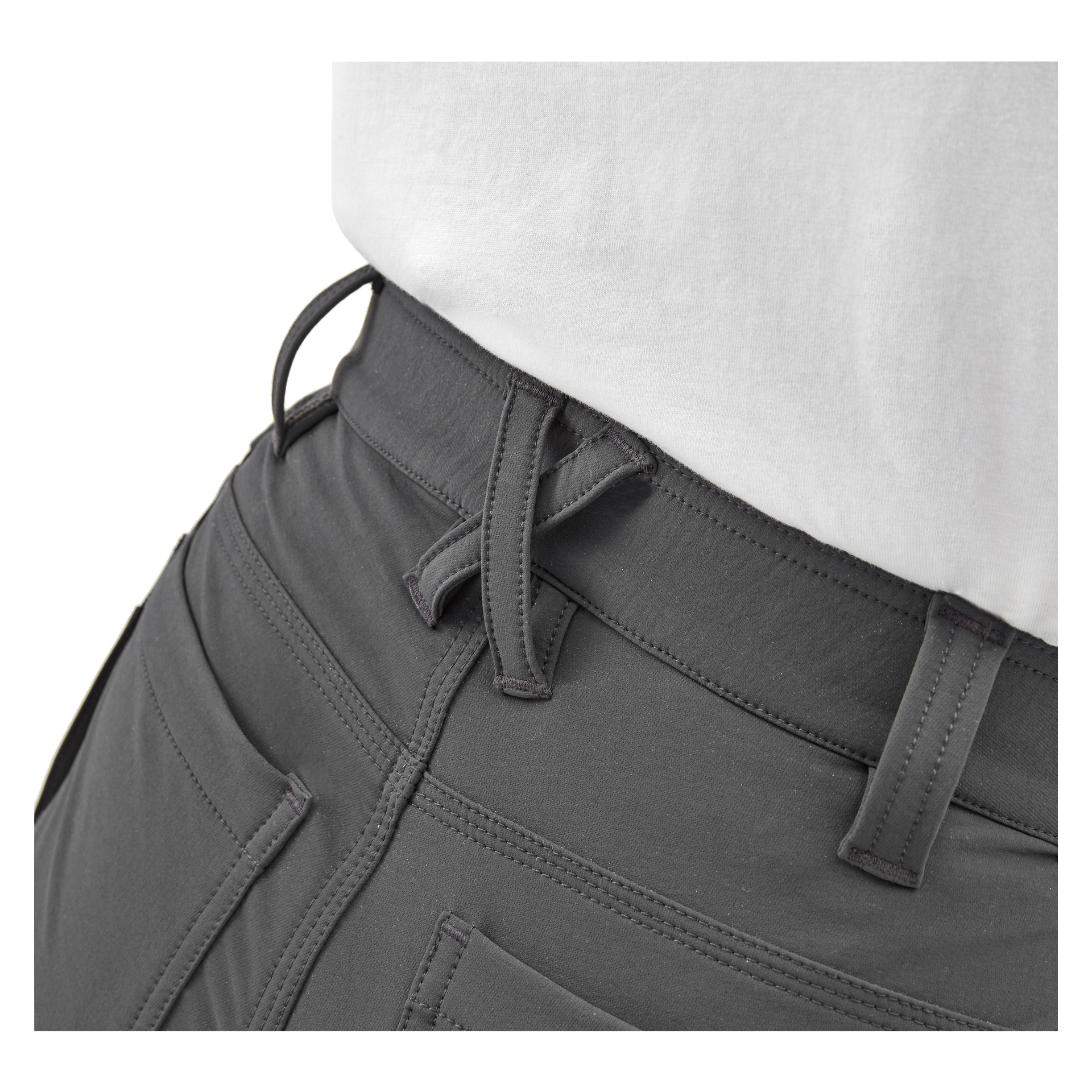 Närbild av midjebandet och övre höften på en person som bär Women's work pants Stella by Bluewear Pro Workwear, med bältesöglor, stygn och fickdetaljer synliga med en vit skjorta.