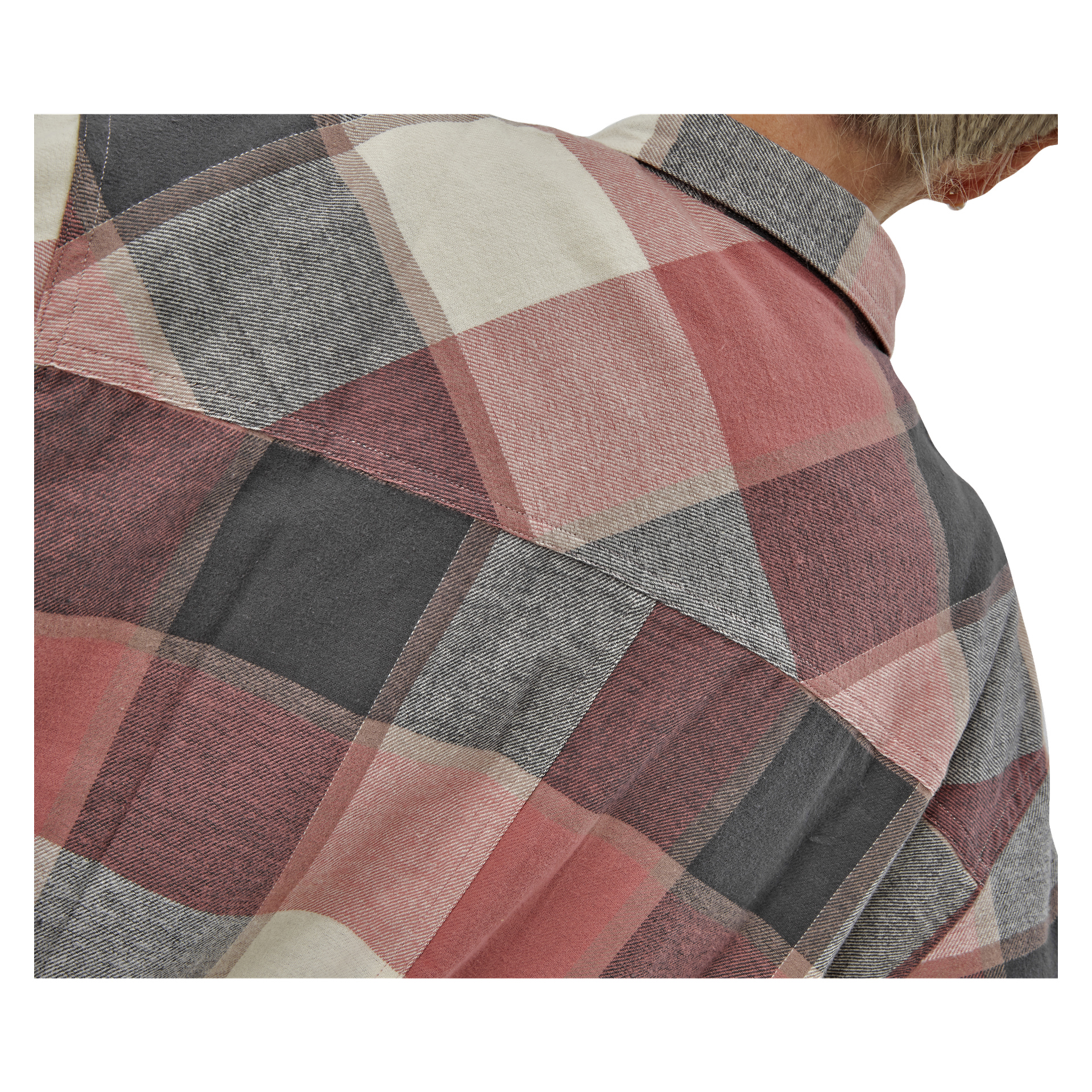 En närbild visar ryggen på en person i kvinnans flanellskjorta Vera från Bluewear med ett rött, beige och grått rutigt mönster. Tyget och mönstret betonas, och en del av personens huvud är synlig.