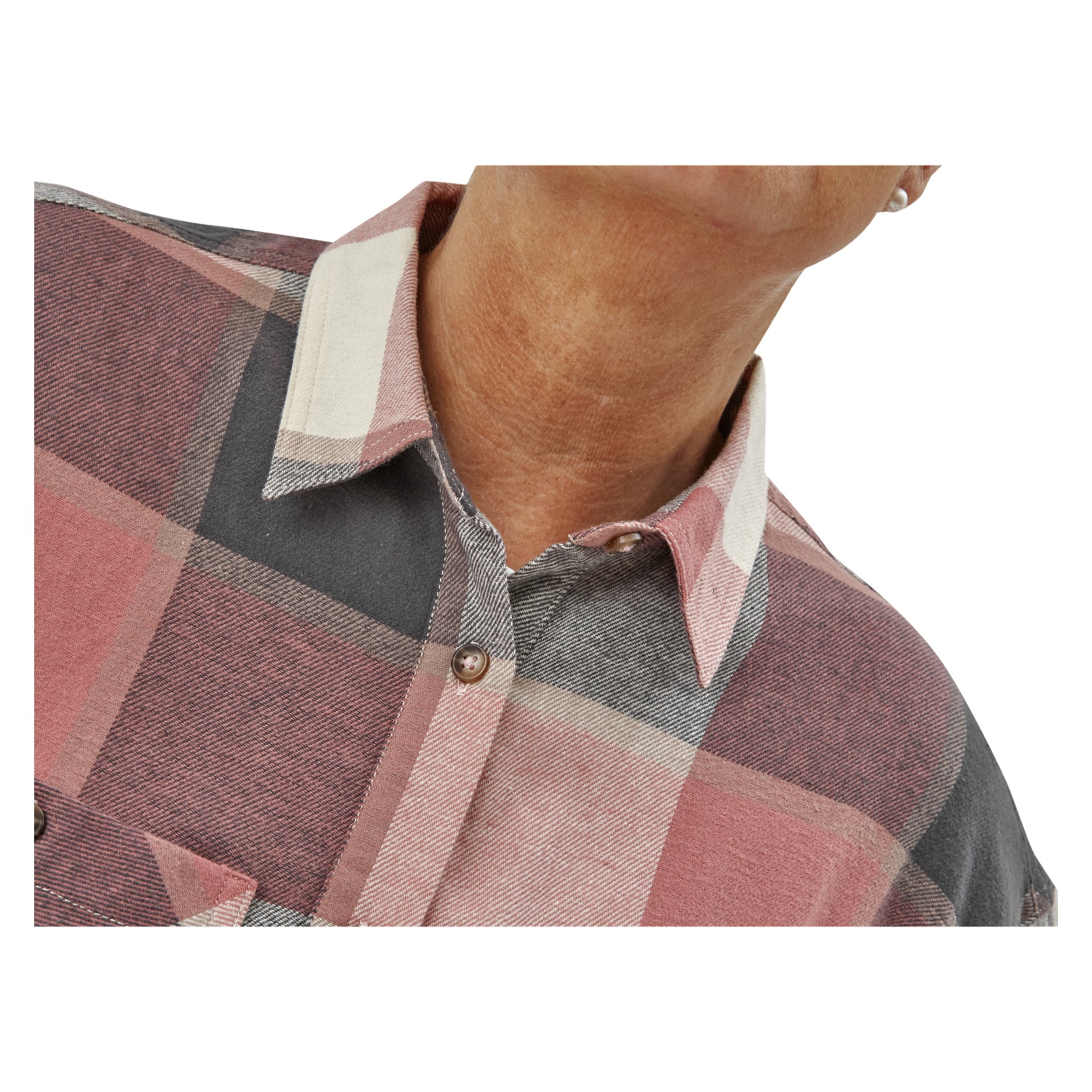 En person bär Kvinnans flanellskjorta Vera från Bluewear i ett rött, svart och krämfärgat rutigt mönster; endast halsen, hakan, kragen och övre bröstet är synliga.