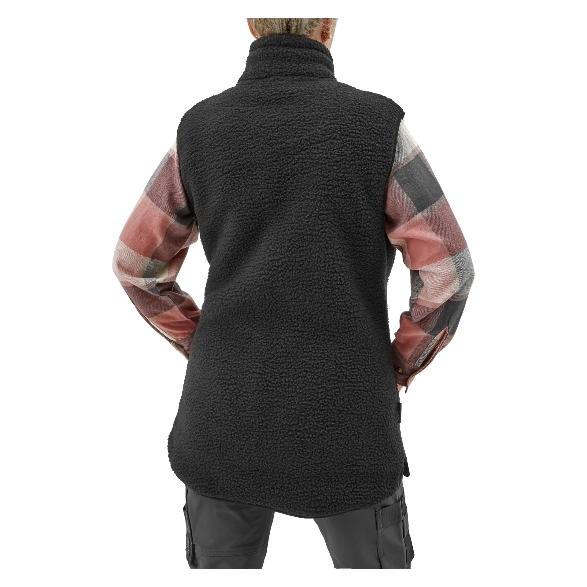 En person som ses bakifrån bär Bluewear Women's Vivi-väst i svart, lager på lager över en röd och grå rutig skjorta och grå byxor.