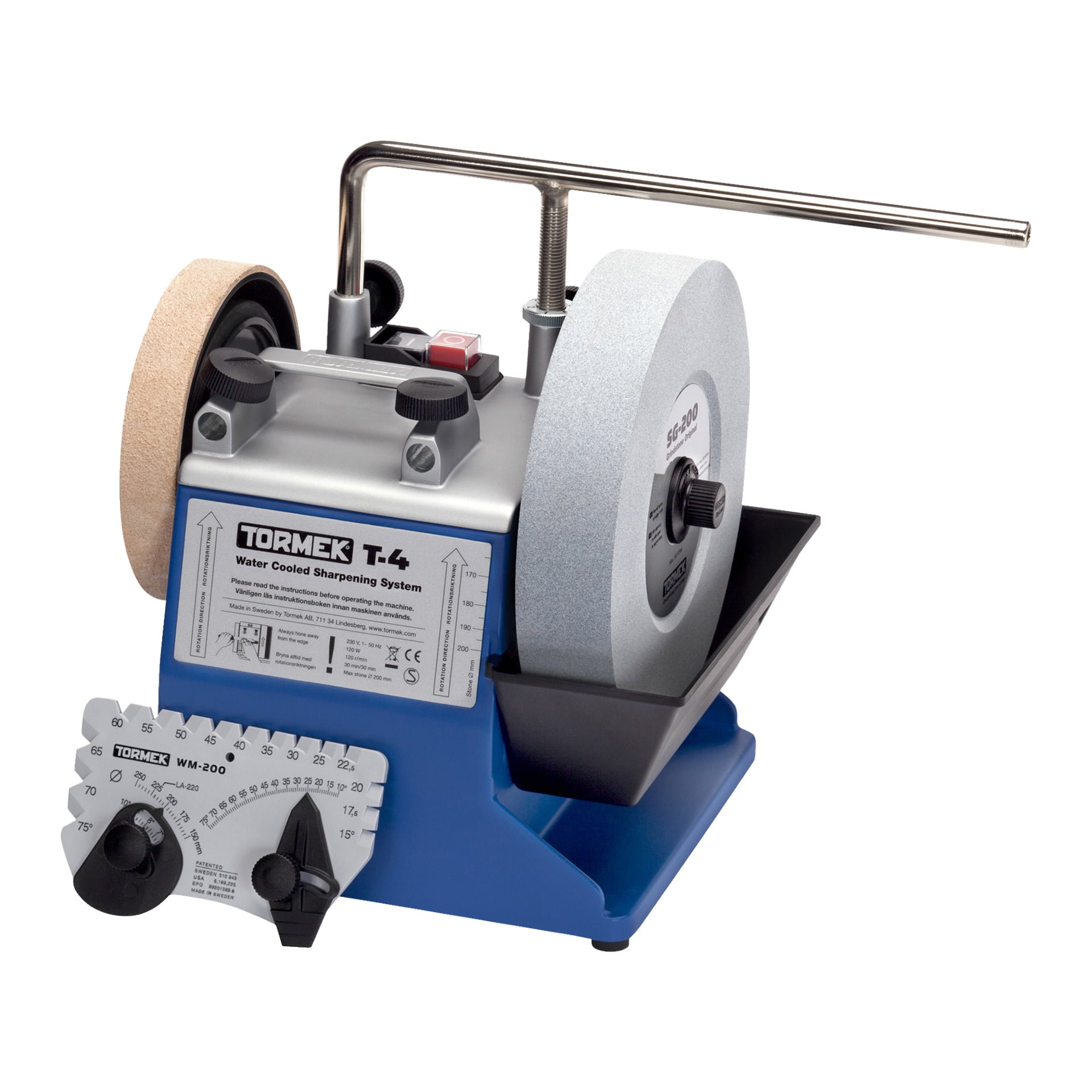 Tormek Wet Grinder T-4 är en vattenkyld slipanordning med en grå slipskiva, brunt lädersliphjul, kontrollrattar och en metallvinkelstyrning monterad på en blå bas. Den är byggd för att slipa olika typer av verktyg.