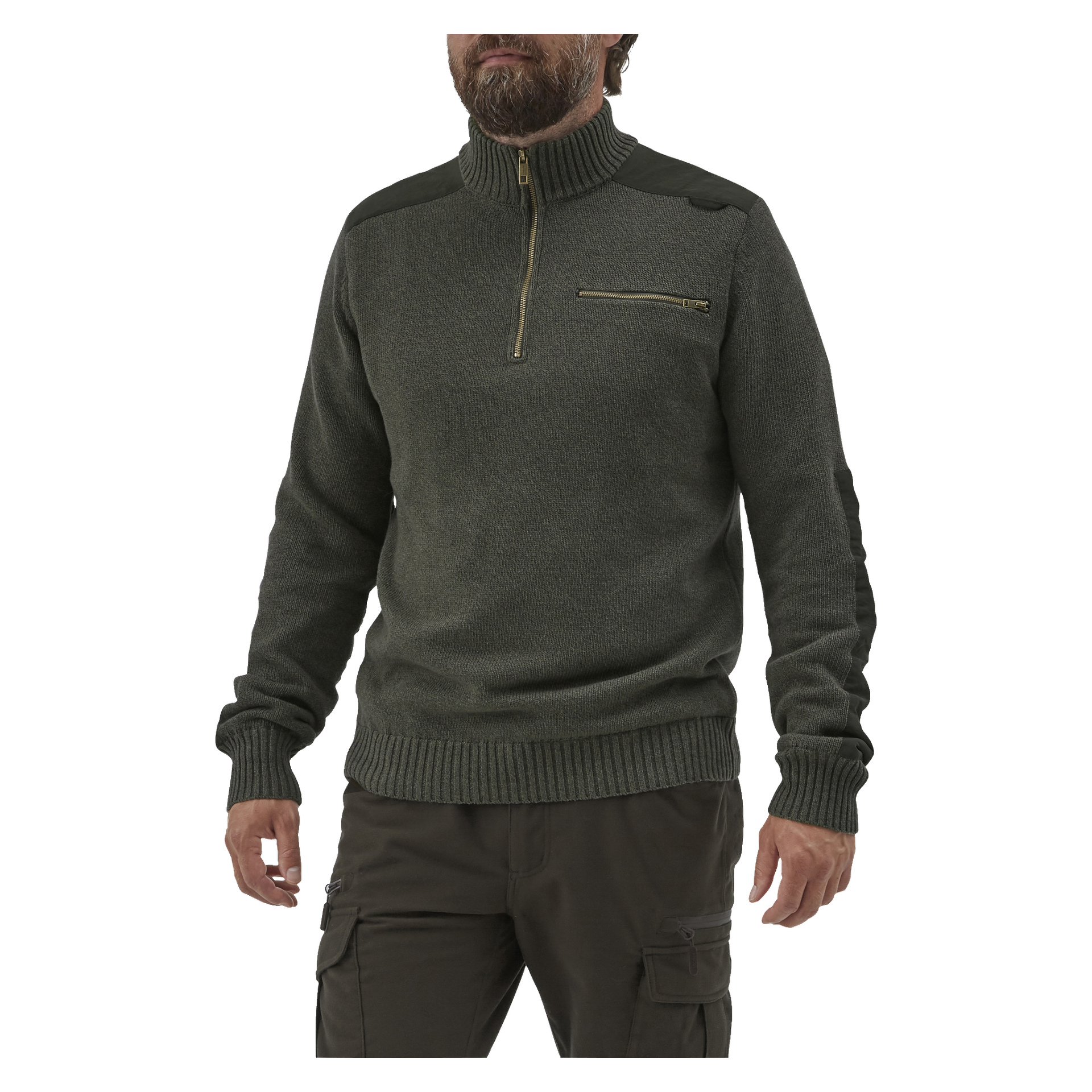 En man klädd i Kayoba Outdoor Cannock-jakttröjan i mörkgrönt, designad med stående krage, dragkedja på bröstfickan, förstärkta axlar och resåriga manschetter och fåll, tillsammans med mörka cargobyxor. Bilden är beskuren för att endast synas från nacken till knäna.