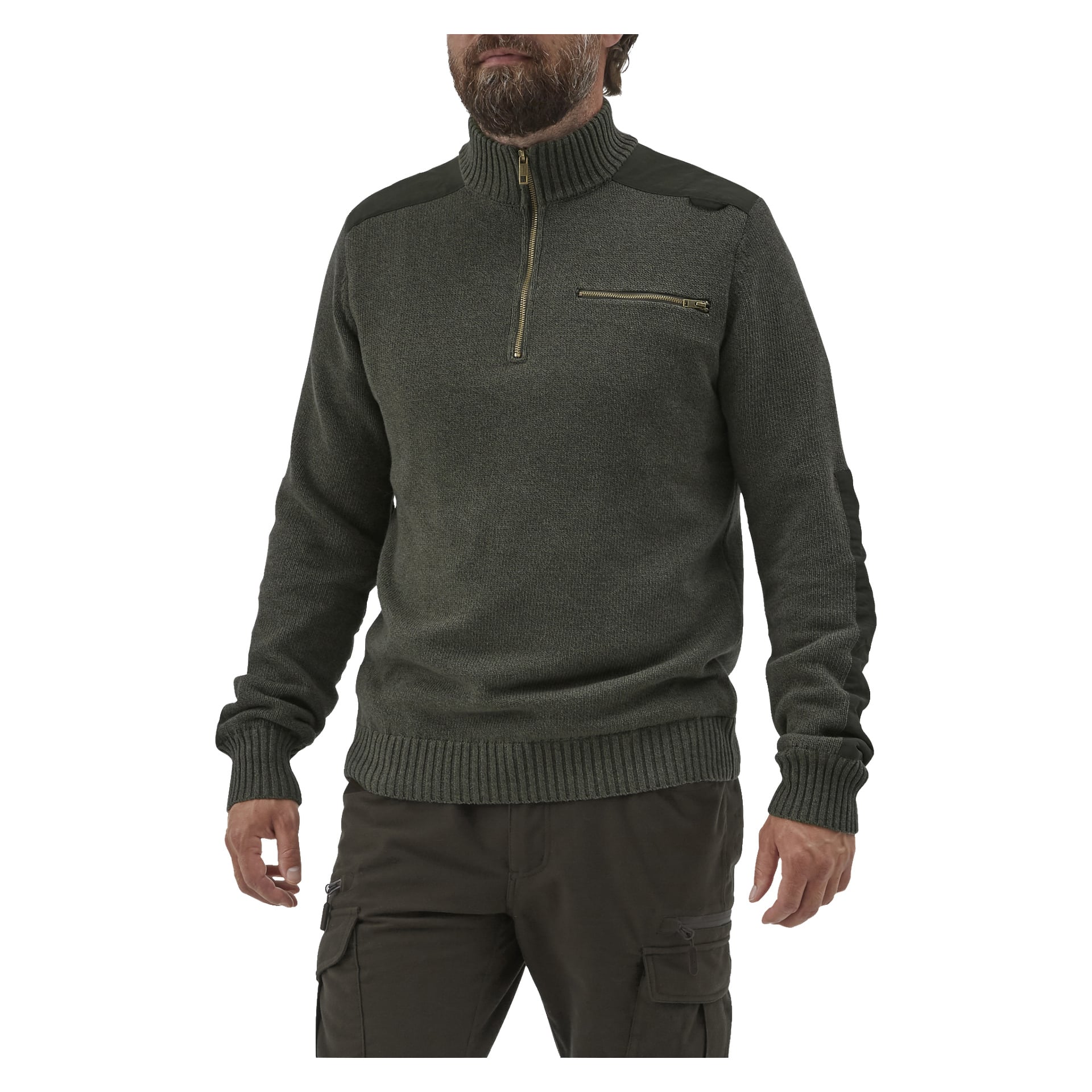 En skäggig man visar Kayoba Outdoor Knitted Men's Hunting Sweater Cannock i mörk olivfärg. Tröjan har långa ärmar, en halvlång dragkedja framtill, en bröstficka med dragkedja och resåriga detaljer vid manschetter och fåll. Han bär också mörka cargobyxor. Bilden visar honom från knäna och uppåt.