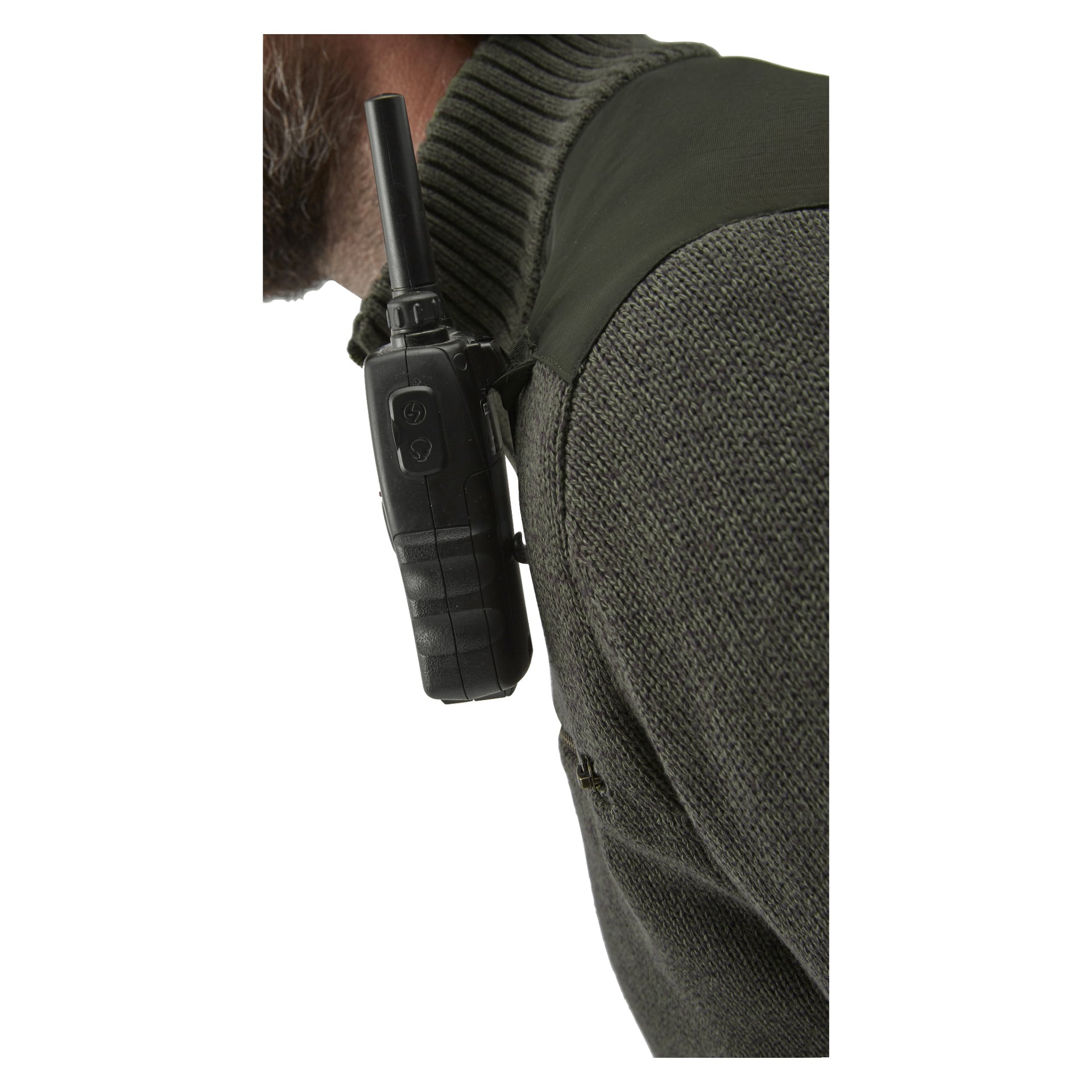 En närbild på en mans axel visar honom iförd den mörkgröna, texturerade Cannock-stickade jakttröjan från Kayoba Outdoor, med en svart walkie-talkie fäst vid kragen. Endast en del av hans ansikte syns längs vänstra kanten.