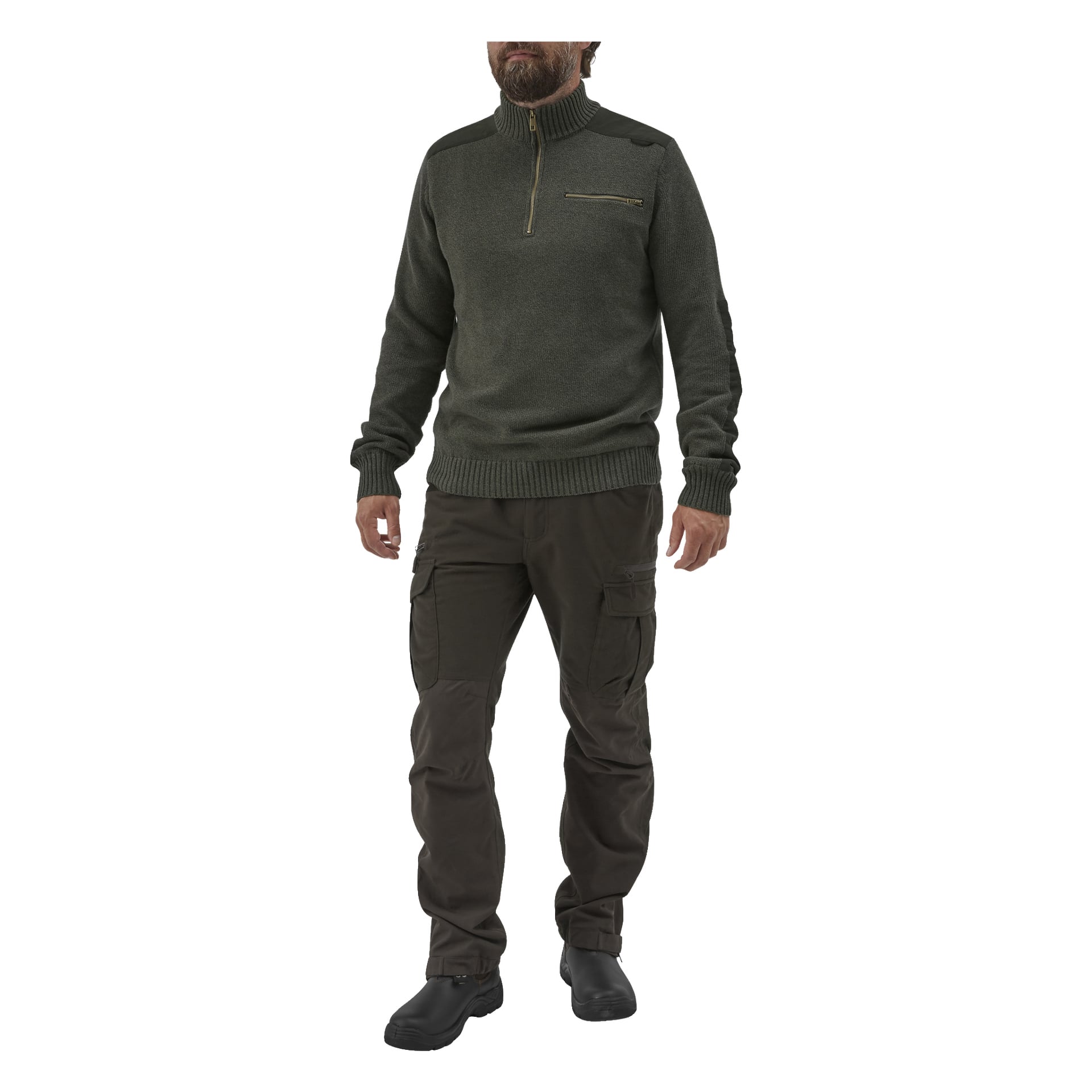 En man är klädd i Kayoba Outdoor Knitted Men's Hunting Sweater Cannock, en mörkgrön tröja med dragkedja och bröstficka. Han bär den med bruna cargobyxor och svarta skor, stående med armarna längs sidorna. Hans ansikte kan delvis ses.