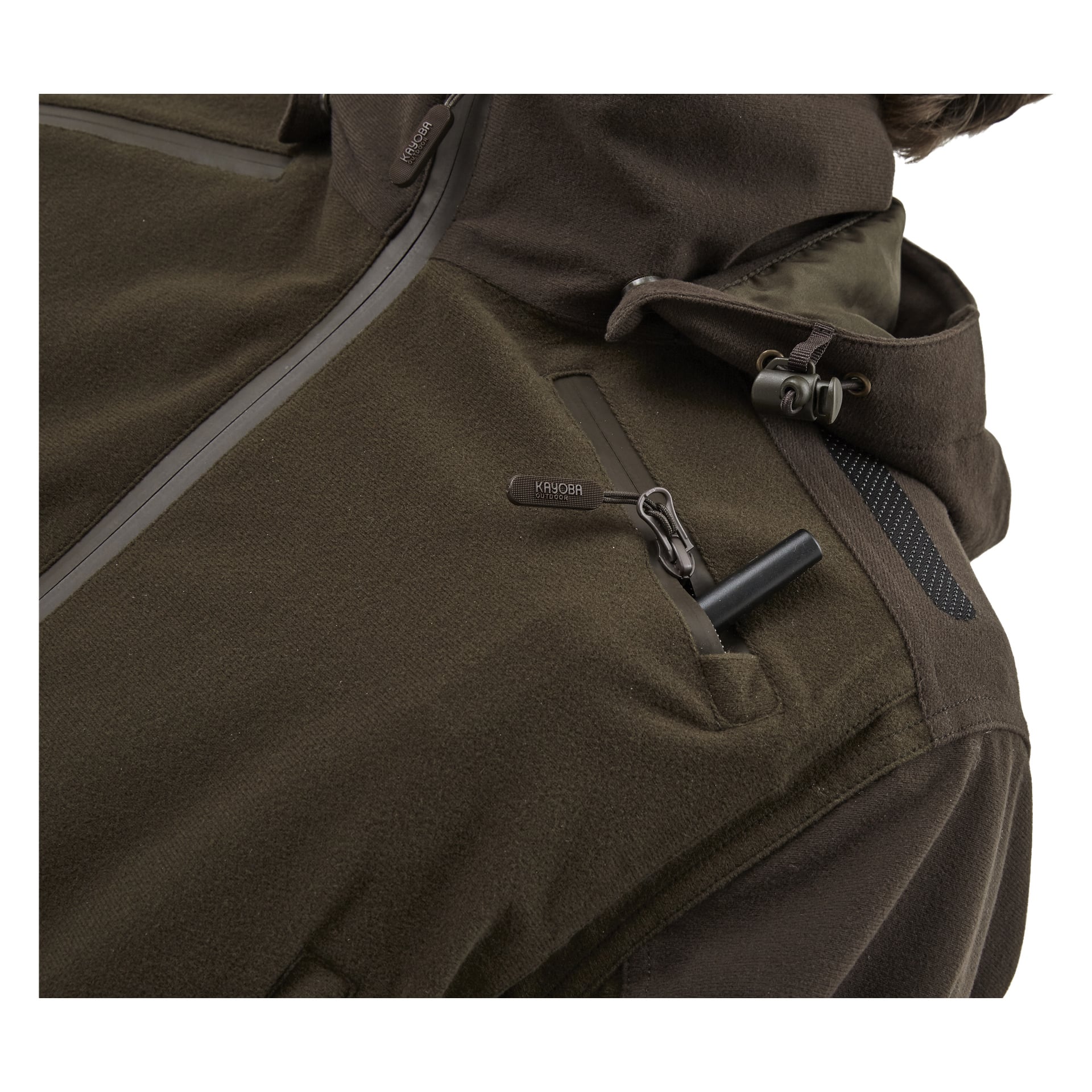 Närbild på Cannock Superior herrjackan från Kayoba Outdoor. Bilden markerar en bröstficka med dragkedja, detaljerad med en liten logotyp och ett smalt svart föremål fäst vid dragningen. En del av huvan och dess justerbara sladd visas också.