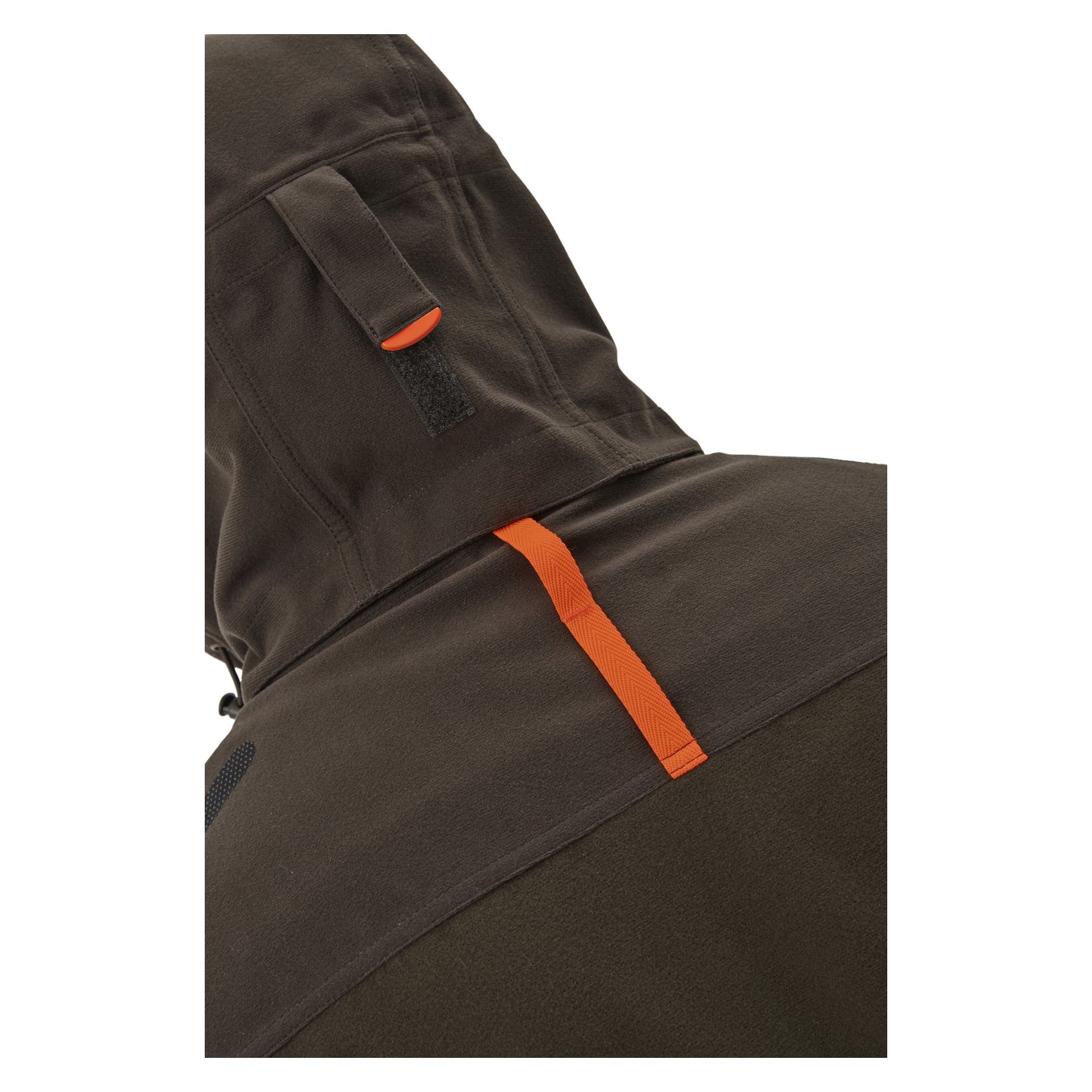 Detaljerad vy av baksidan av Kayoba Outdoor Men's Cannock Superior jaktjacka i mörkbrunt. En orange tygögla och kardborreband syns på huvan, där materialet ser mjukt och subtilt texturerat ut.