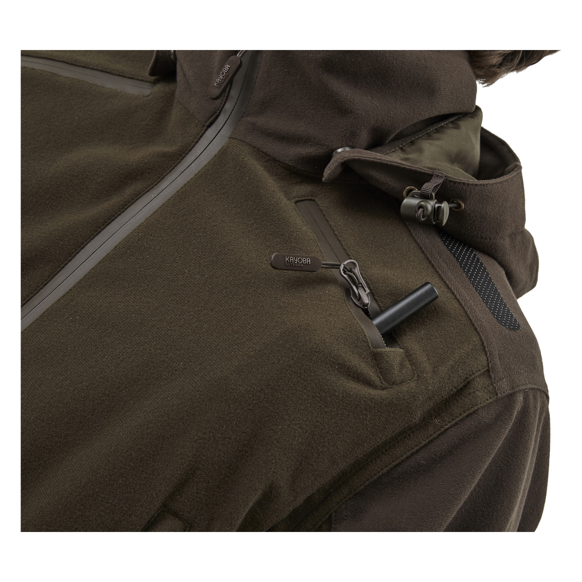 Detaljerad vy av den bruna Kayoba Outdoor herrjackan Cannock Superior, med framhävning av en bröstficka med dragkedja och svart dragflik, en liten metallbricka graverad med "KHYBER" och en huva med justerbara dragsnören. Materialet verkar mjukt och texturerat.