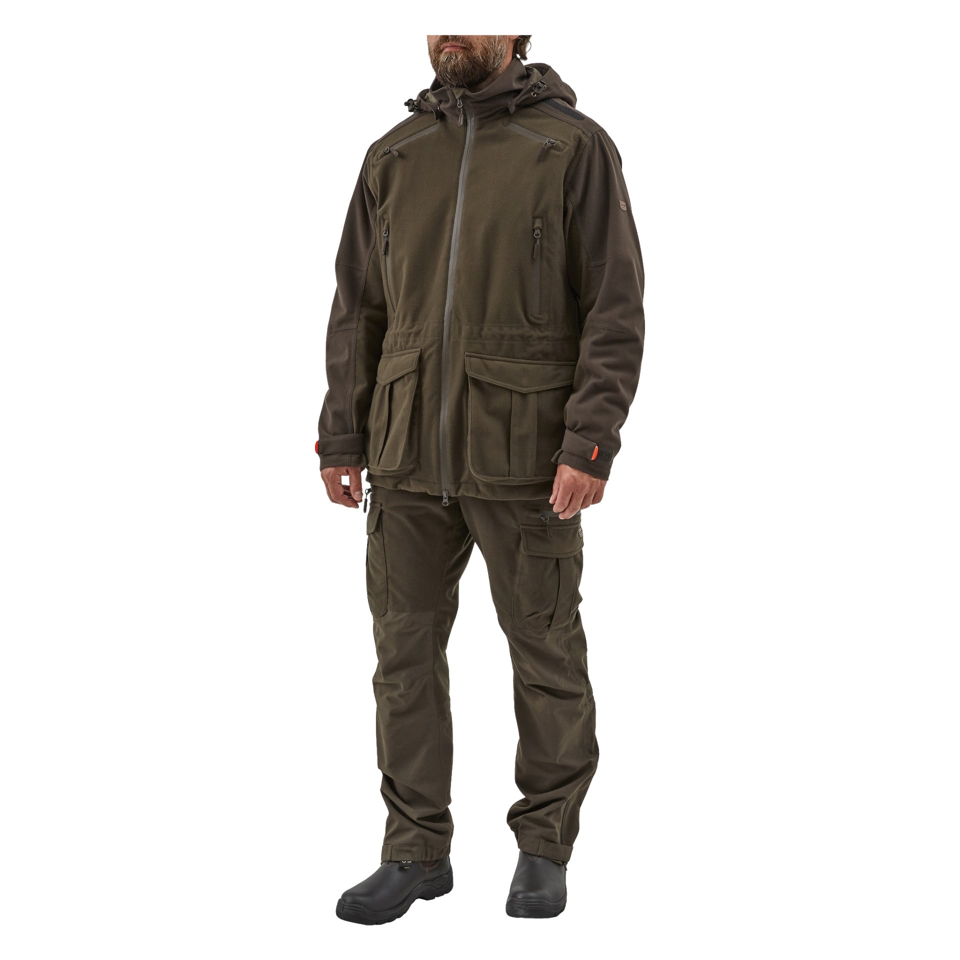 En person visas klädd i Kayoba Outdoor Men's Cannock Superior jaktjacka i olivgrönt, med framfickor, samt matchande cargobyxor och svarta stövlar. Outfiten inkluderar huva och är lämplig för utomhusbruk. Individens huvud är något vridet åt sidan.