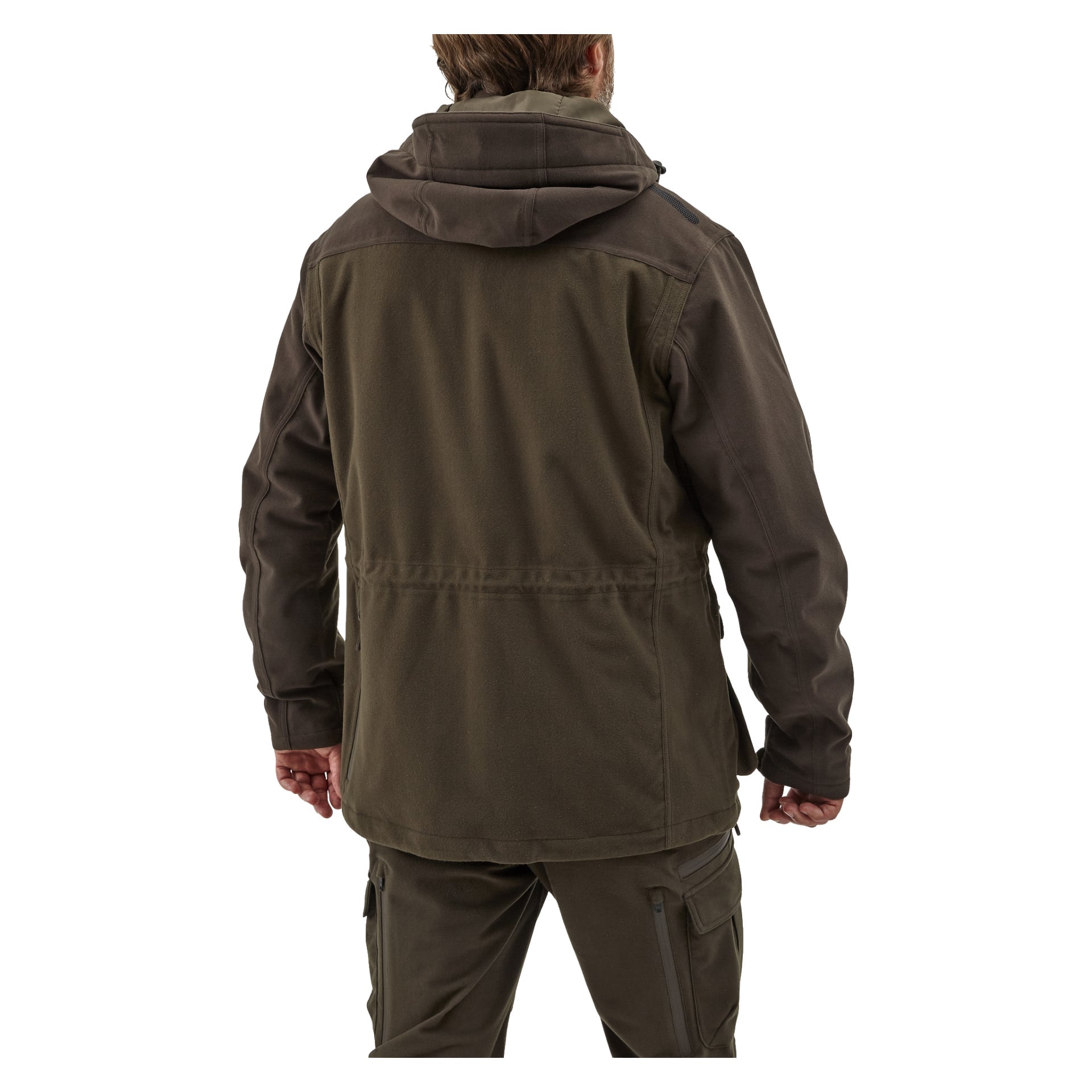 En person syns bakifrån i en mörkgrön Kayoba Outdoor herrjacka Cannock Superior jaktjacka med matchande byxor. Jackan har huva och synliga sömmar, och personens armar är lätt böjda vid armbågarna.
