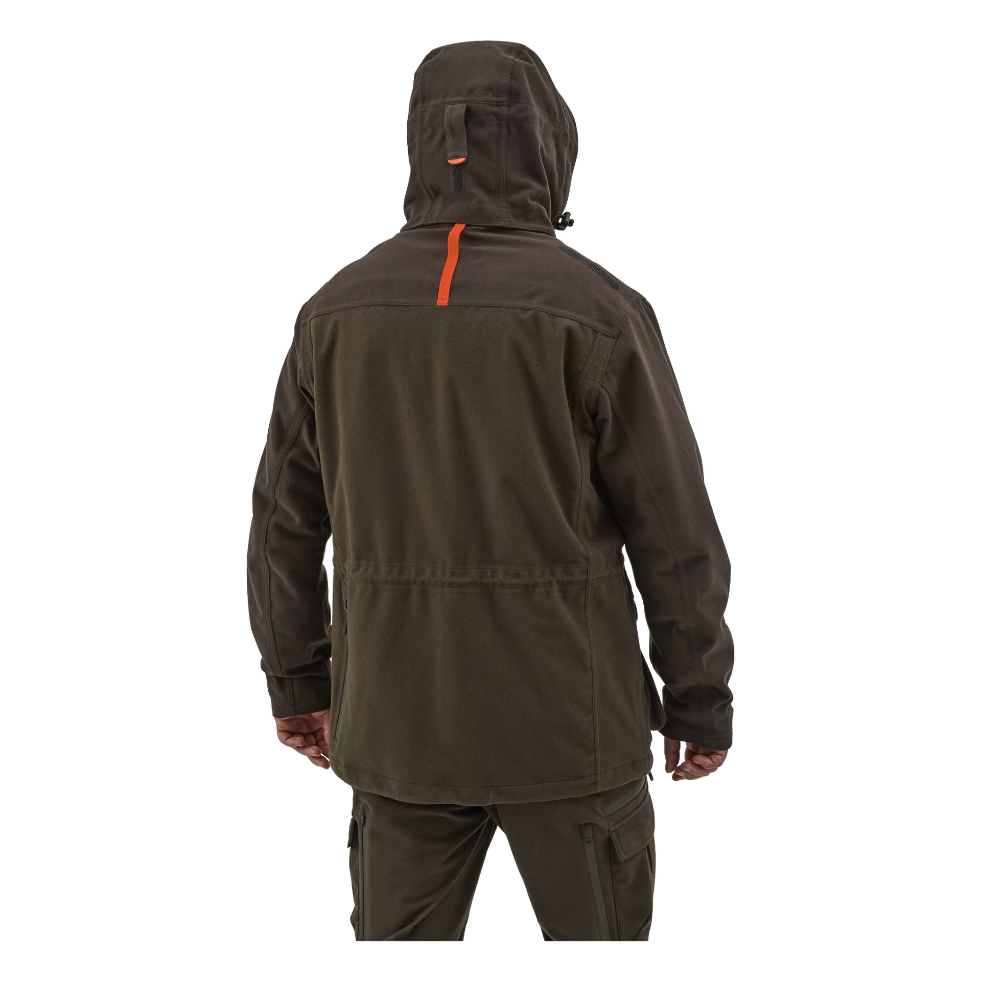 En person ses bakifrån iförd Kayoba Outdoor Men's jaktjacka Cannock Superior i brunt, tillsammans med matchande byxor. En orange flik sticker ut på jackans övre rygg nära huvan.