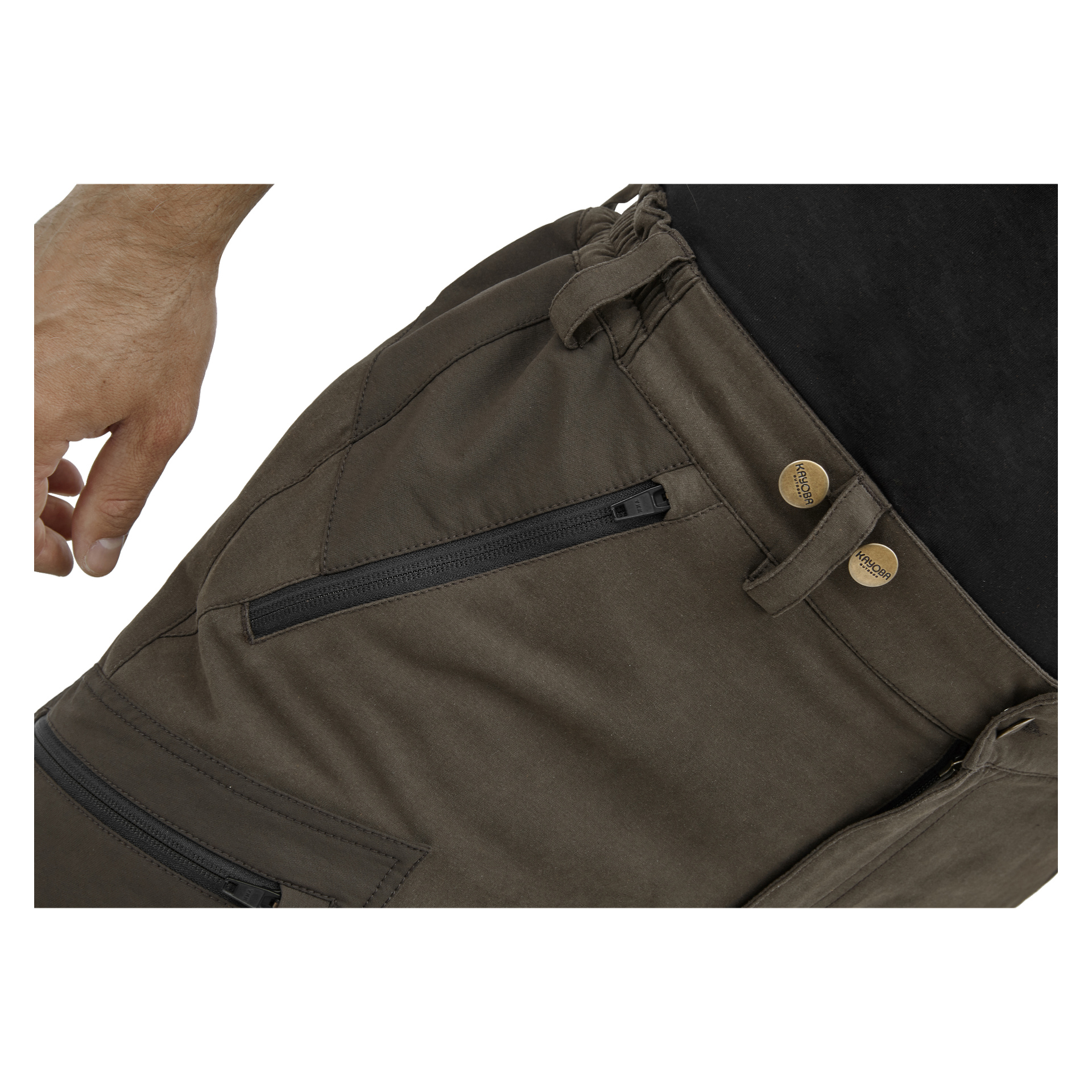 En närbild på en person klädd i bruna Kayoba Outdoor Men's Grimsö jaktbyxor, med en svart ficka med dragkedja och två metallknappar i midjebandet. En del av deras hand syns, tillsammans med en svart skjorta.