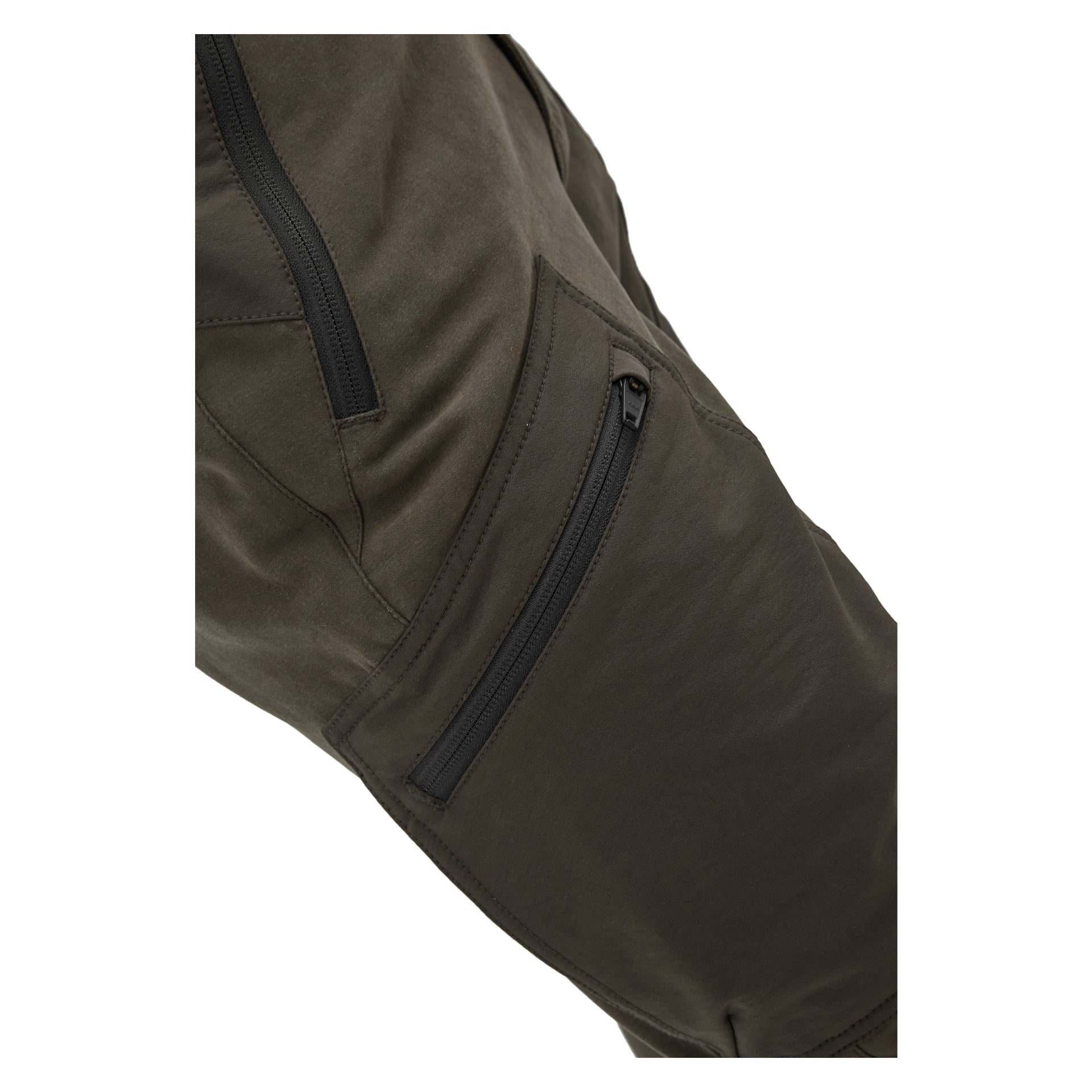 Detaljerad vy av de bruna Kayoba Outdoor Men's Grimsö jaktbyxorna, med två svarta fickor med dragkedja – en vertikal på låret och en diagonal nära knäet. Materialet verkar slätt och stadigt.