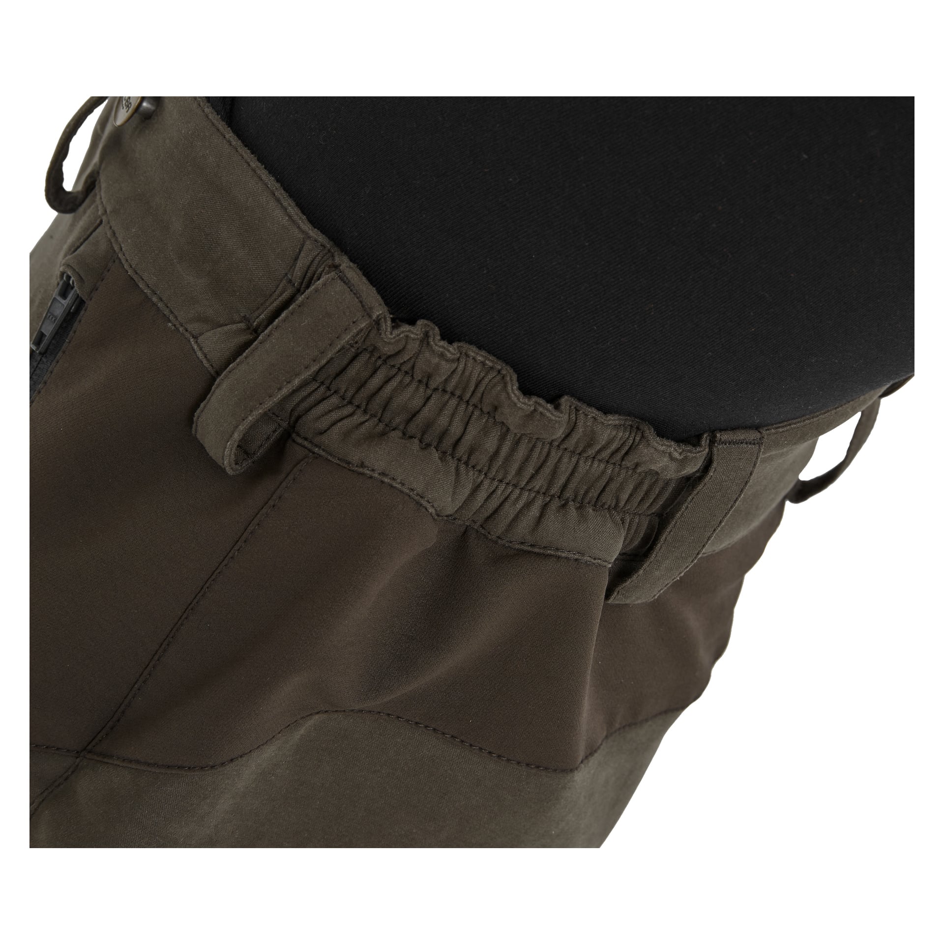 Närbild av midjebandet på bruna Kayoba Outdoor Men's Grimsö jaktbyxor, med en elastisk panel bak. Byxorna bärs av någon i svart skjorta och har bältesöglor samt en synlig dragkedja i sidofickan.