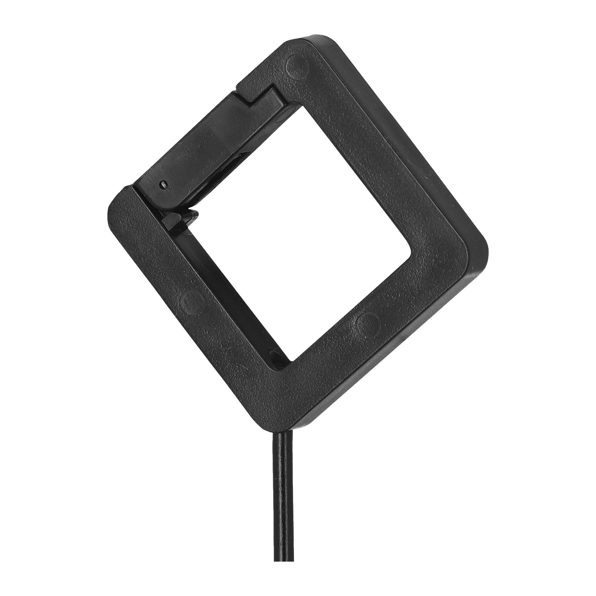 En uppladdningsbar Kayoba-campinglampa med svart, fyrkantig design och ihålig mittpunkt är diagonalt orienterad och fäst vid ett metallhandtag som går ner under.