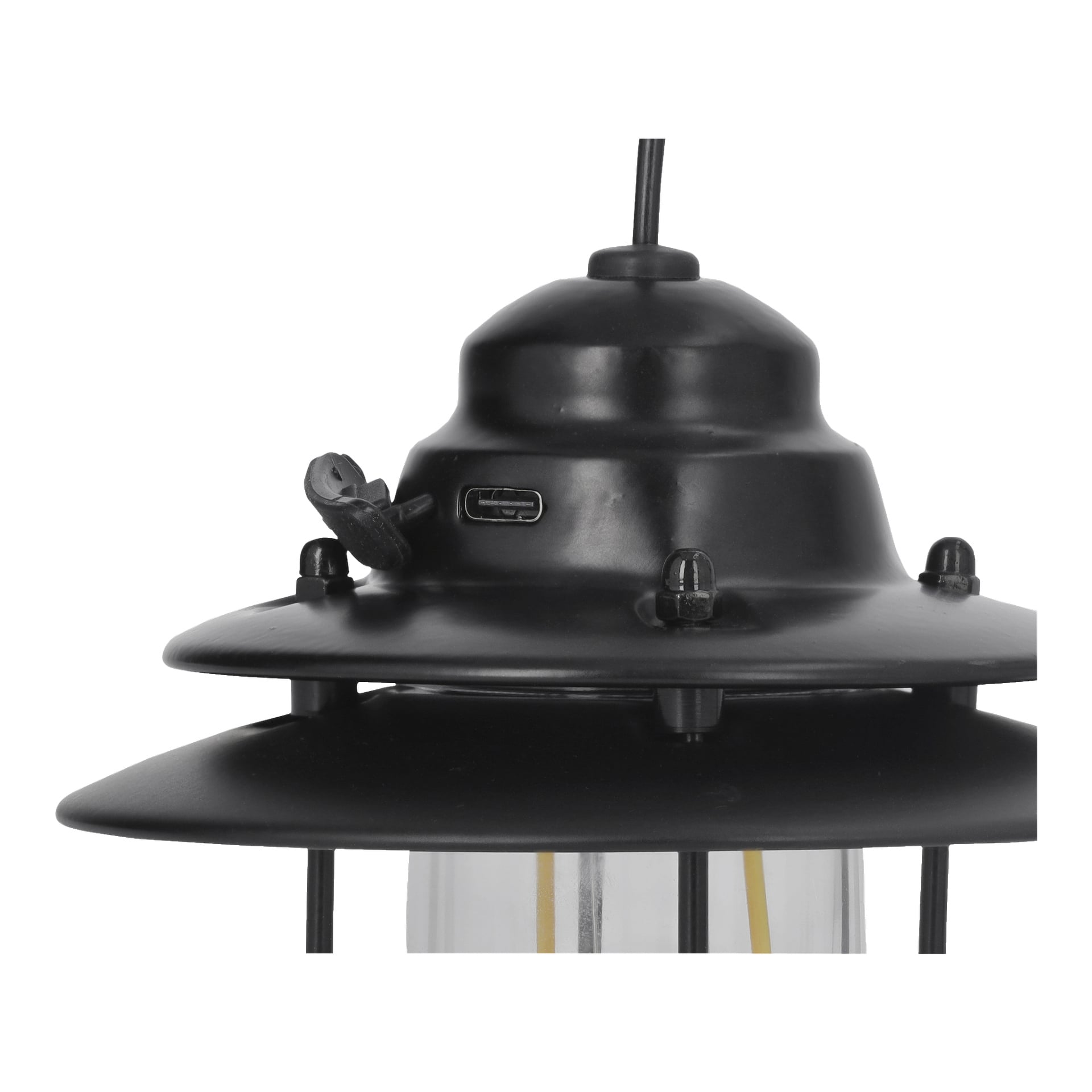 Närbild av den övre delen av en Kayoba Rechargeable campinglampa, med en USB-port skyddad av ett litet gummilock. Lampan har en nivådelad metallkonstruktion, med synliga bultar som håller ihop de övre sektionerna.