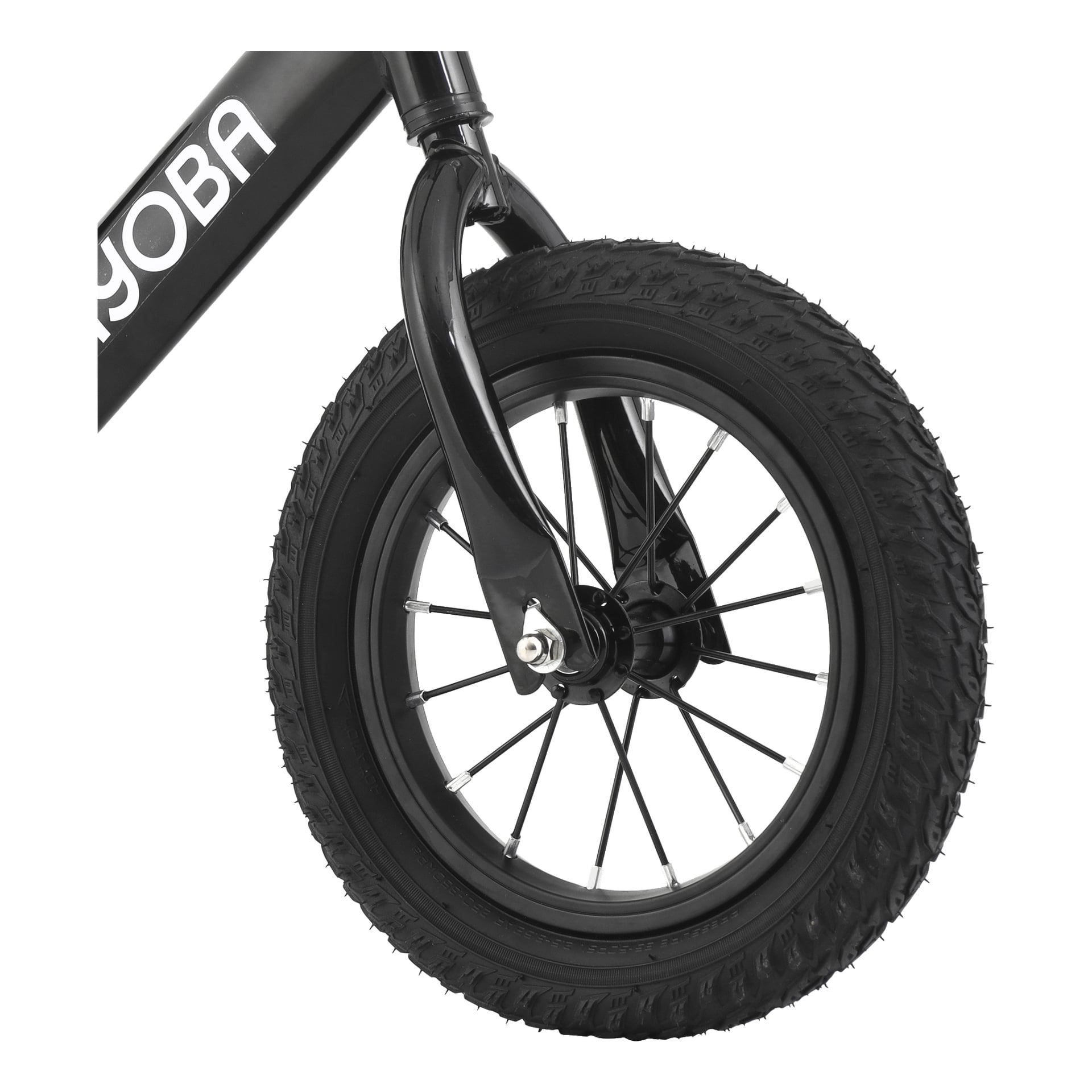 Detaljerad vy av framhjulet på en svart Kayoba Balance-cykel, med tjocka gummidäck, metallekrar och en del av den svarta gaffeln. Hjulet sitter ordentligt fast, och en del av Kayoba-logotypen syns på ramen.