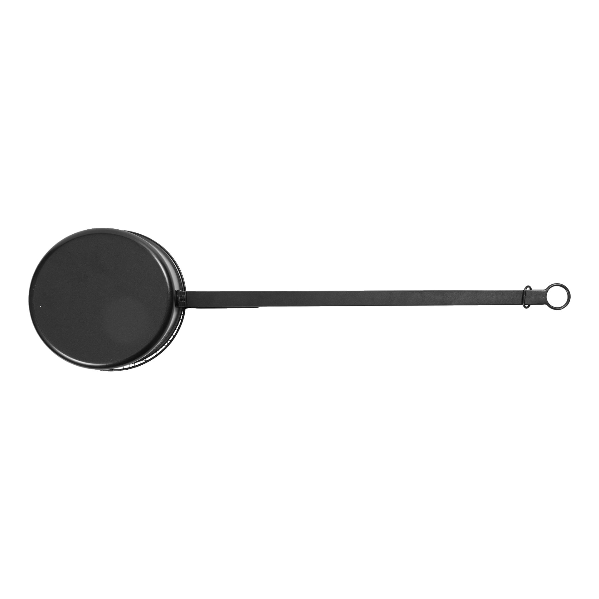 En svart metall Kayoba Outdoor popcornpanna designad för öppen eld, med en rund korg med lock och ett förlängt handtag som slutar i en hängögla, med handtaget pekande åt höger.