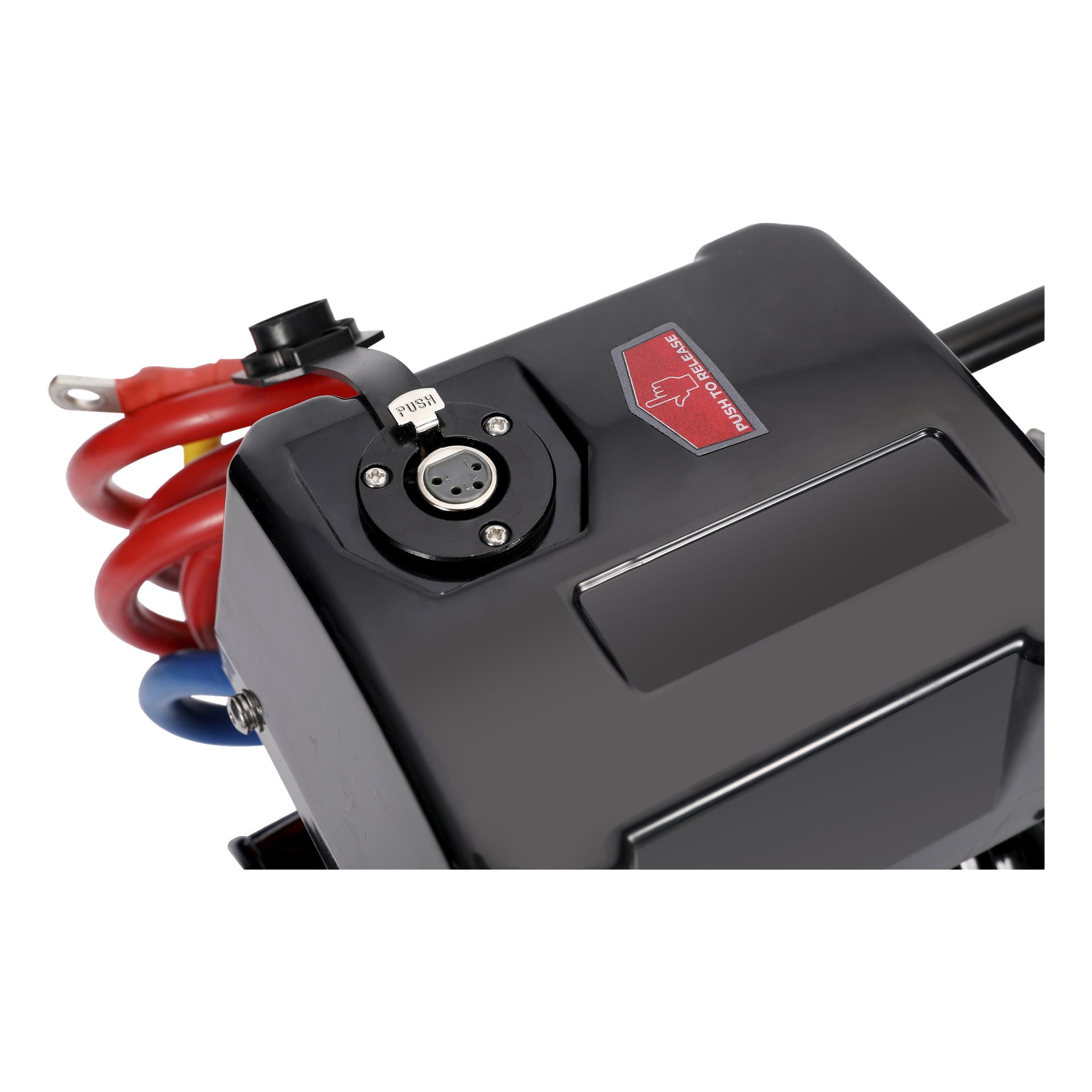 En närbild av en Meec Tools Power-vinsch visar en svart elektronisk enhet med en cirkulär port märkt PUSH och tre synliga metallstift. Röda och blå kablar är inkopplade, och det finns en tydlig röd varningsetikett med texten FÅR INTE RÖRAS bredvid porten.
