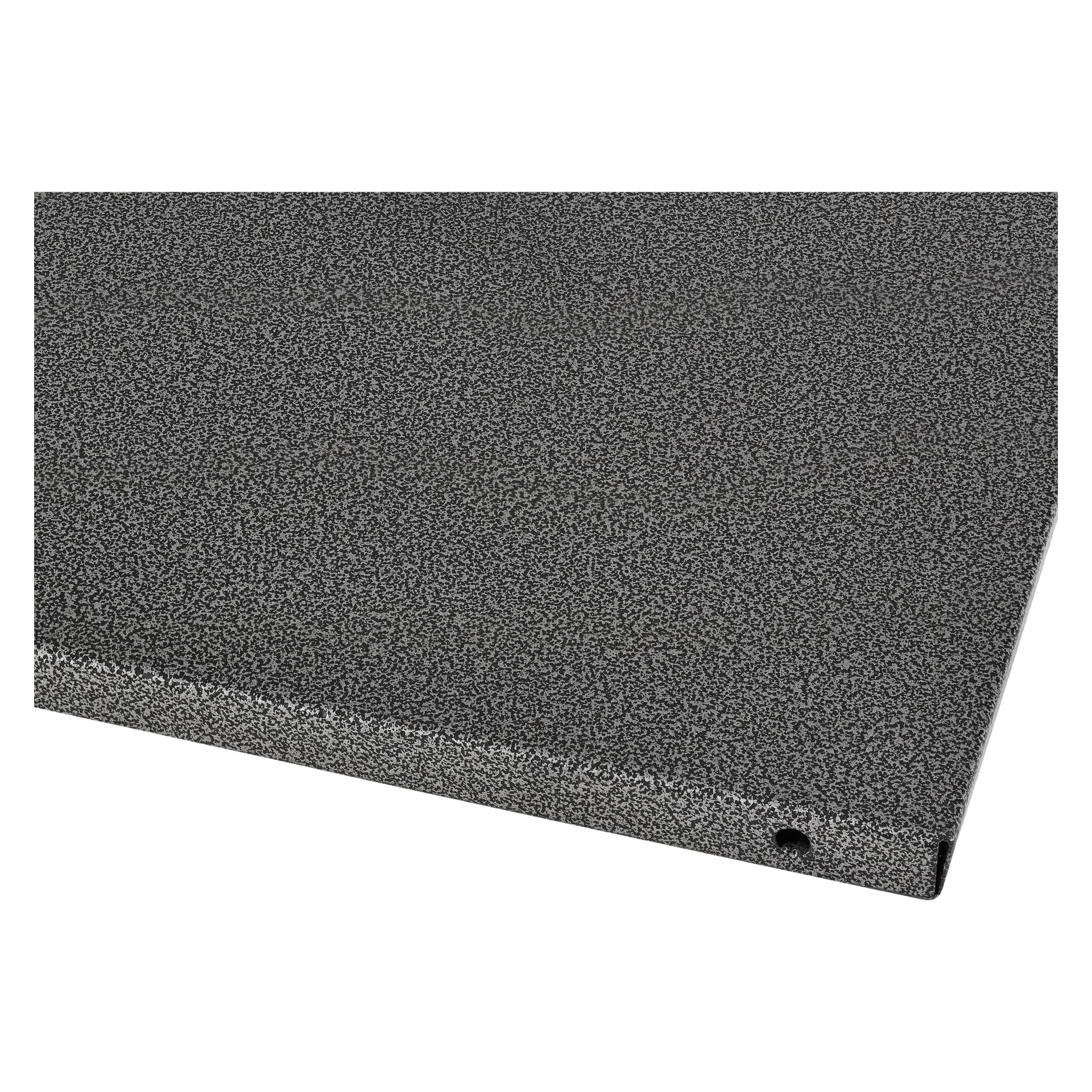 Detaljerad vy av en platt, rektangulär metallpanel från Hard Head Shelf Modular Storage System. Ytan har en texturerad, fläckig grå yta, och ett hörn avslöjar kanten med ett litet hål nära.