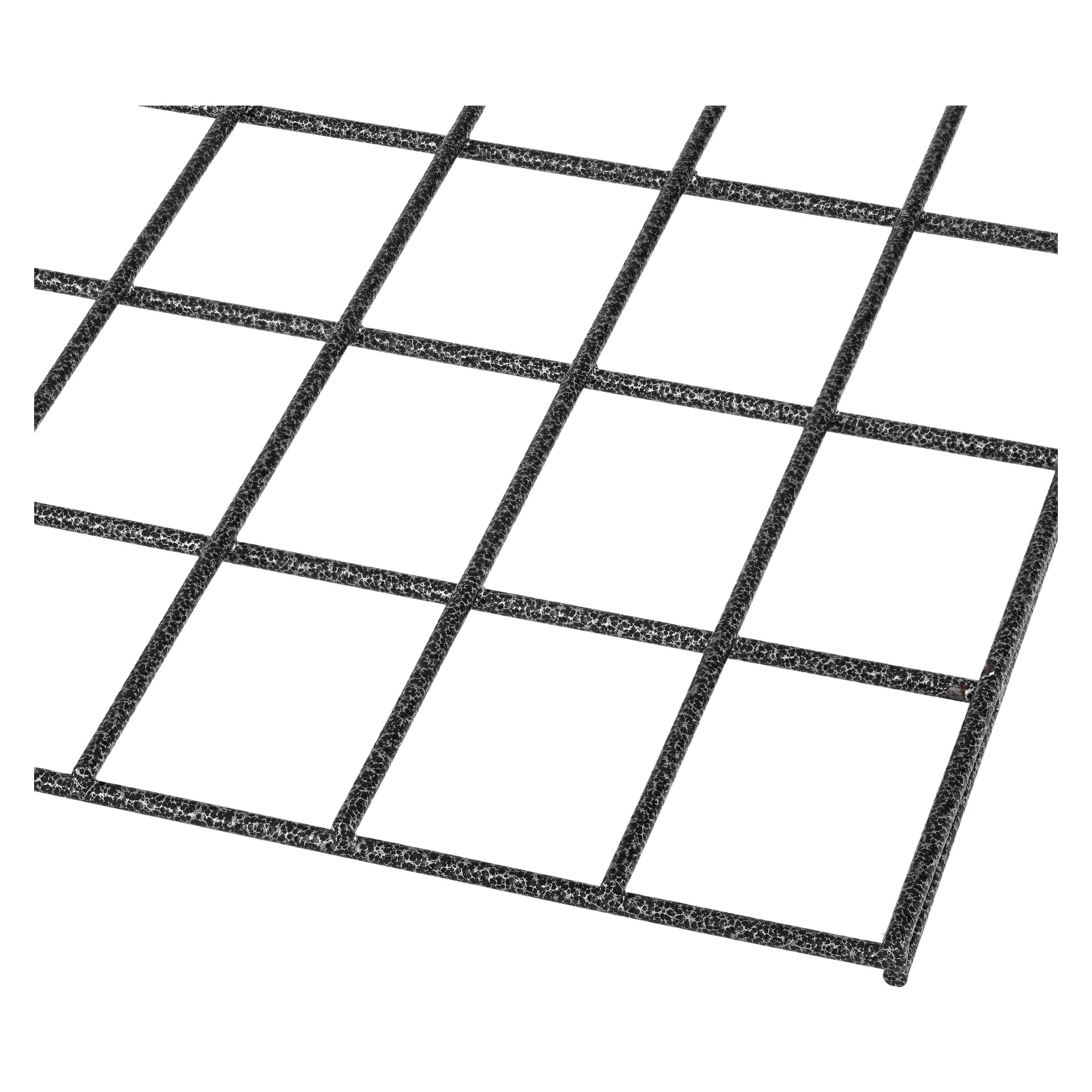 En närbild av Hard Head Wire Shelf Modular Storage System framhäver dess svartmetallrutnät med jämnt fördelade fyrkantiga öppningar bildas av korsande linjer.