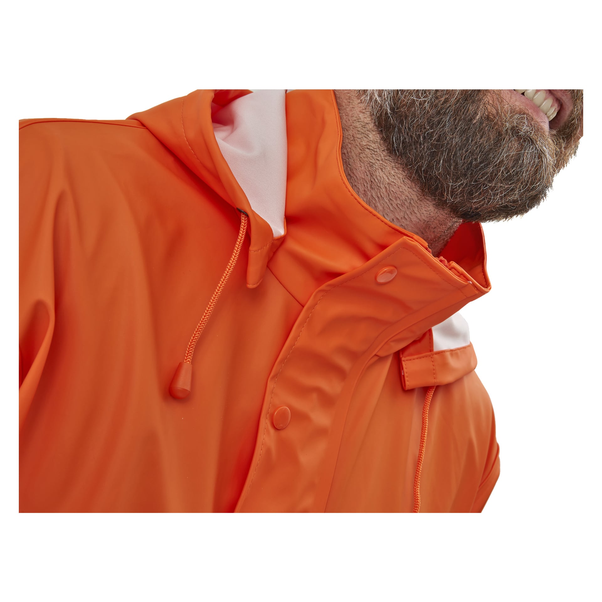 Eine Nahaufnahme eines Mannes in einem leuchtend orangefarbenen Bluewear Rain-Anzug mit Kapuze und weißem Rand, der seinen teilweisen Bart und den lächelnden Mund zeigt. Der Fokus liegt auf der leuchtenden Farbe und den filigranen Details des Regenanzugs.