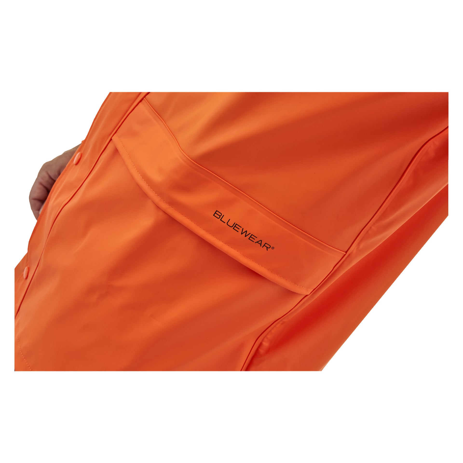Nahaufnahme einer Person in einer leuchtend orangefarbenen Bluewear-Regenjacke, mit einer Brusttasche, auf der der Markenname sichtbar ist. Nur ein Teil der Hand und des Arms der Person erscheint am linken Rand des Bildes.