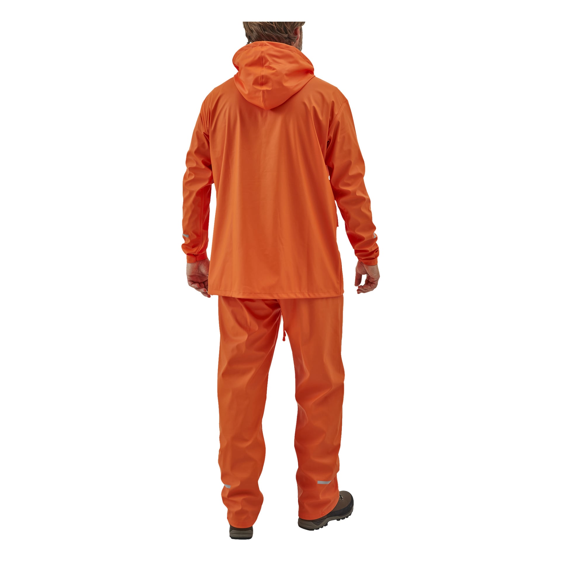 En person vises bakfra iført Bluewear Rainsuit, med en oransje hettegenser og matchende oransje bukser, samt mørke sko.
