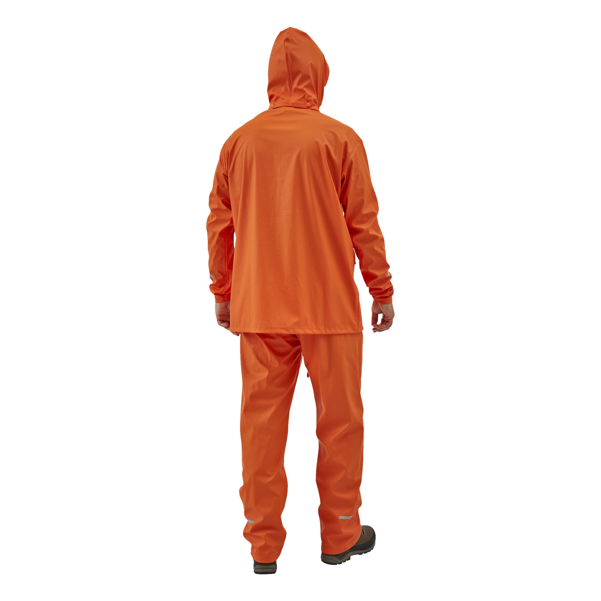 En person står med ryggen til kameraet, kledd i en oransje Bluewear Rainsuit med hettegenserjakke og matchende bukser, samt mørke støvler.