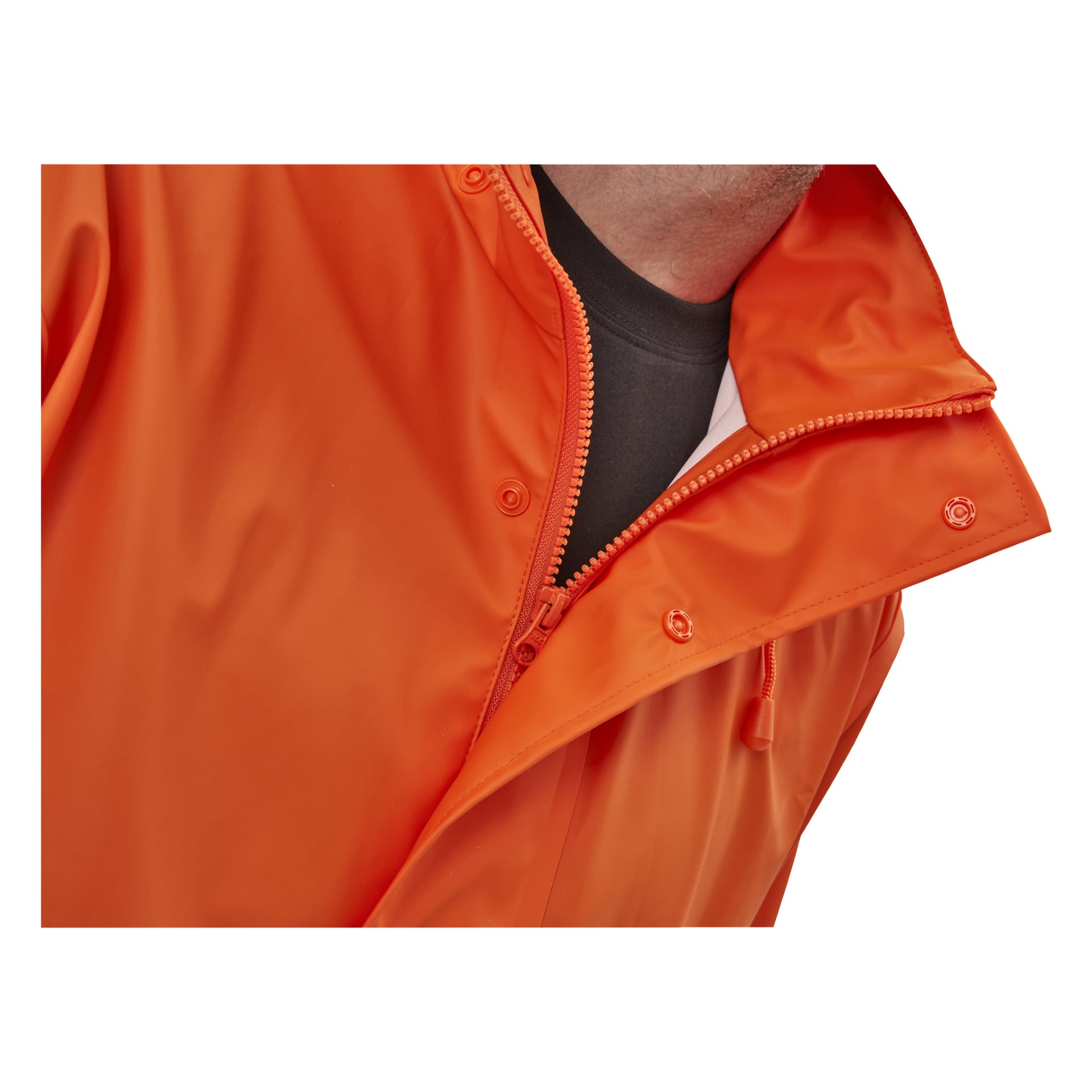 Eine Nahaufnahme einer Person in einem orangefarbenen Bluewear-Regenanzug, der den Reißverschluss und die Druckknöpfe hervorhebt. Der Regenanzug ist teilweise geöffnet, sodass darunter ein schwarzes Hemd sichtbar wird. Der schlichte Hintergrund ist nicht sichtbar.