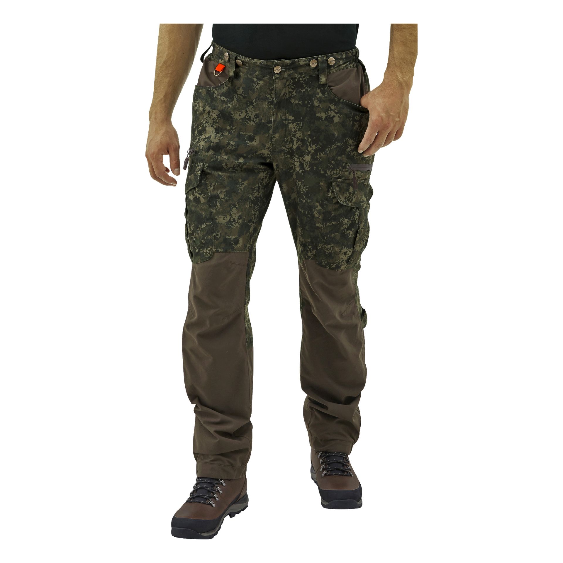 Man modellerar Kayoba Outdoor herr Cannock Superior jaktbyxor i ett mörkgrönt och brunt kamouflagemönster, bärs med bruna vandringskängor och svart skjorta. Deras armar hänger naturligt längs sidorna, och det finns ett litet orange klämma på byxorna.